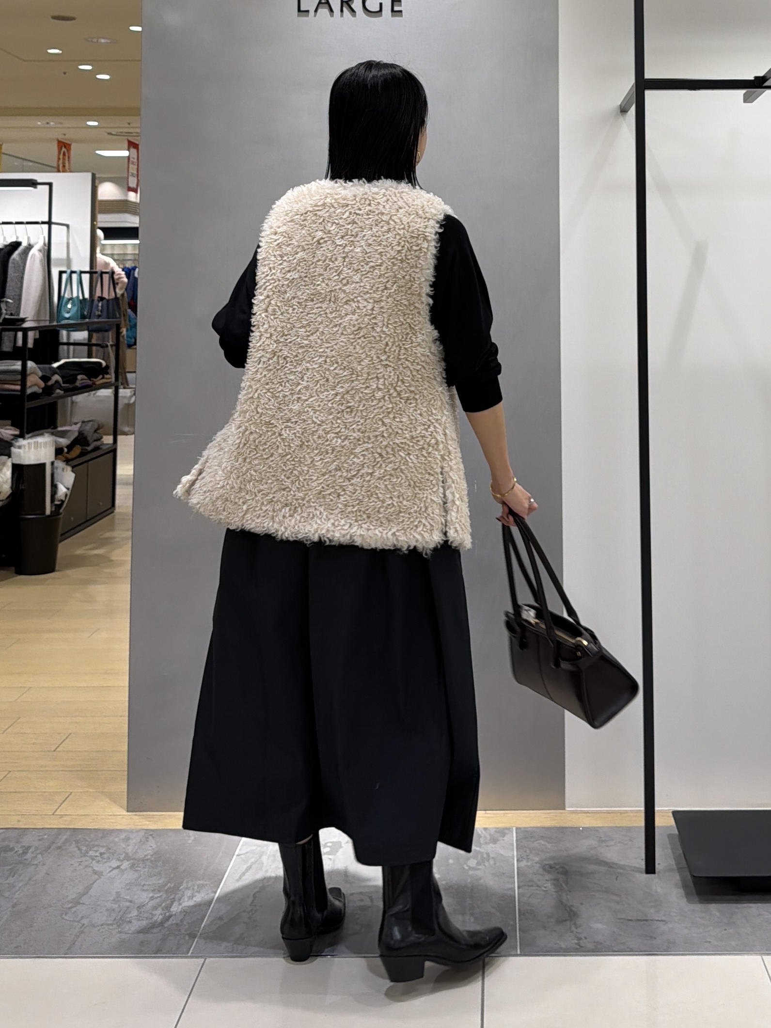 shihoさんの「INDIVI｜【羽織るだけでお洒落】カールエコファー ジレ」を使ったコーディネート