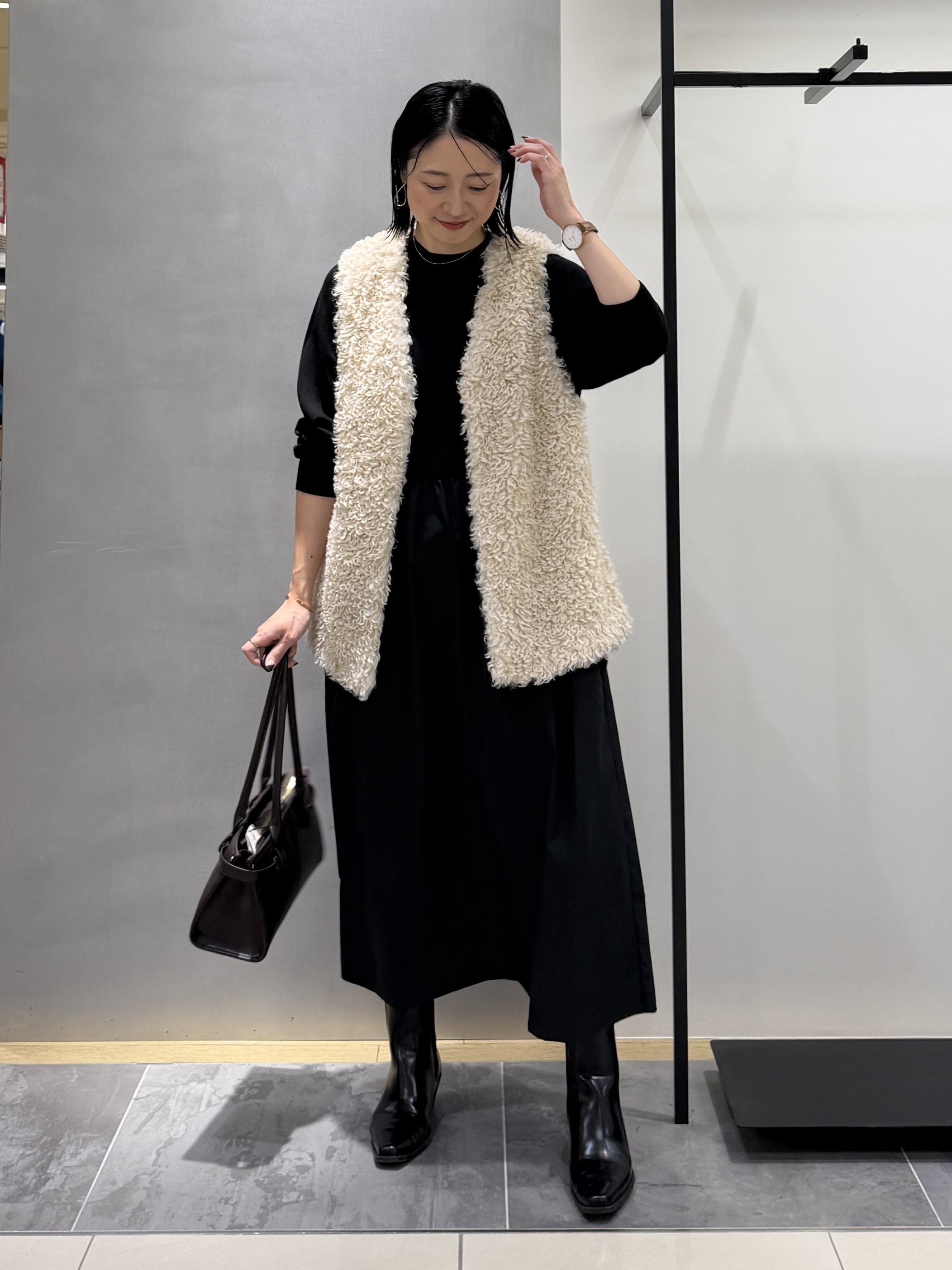shihoさんの「INDIVI｜【羽織るだけでお洒落】カールエコファー ジレ」を使ったコーディネート