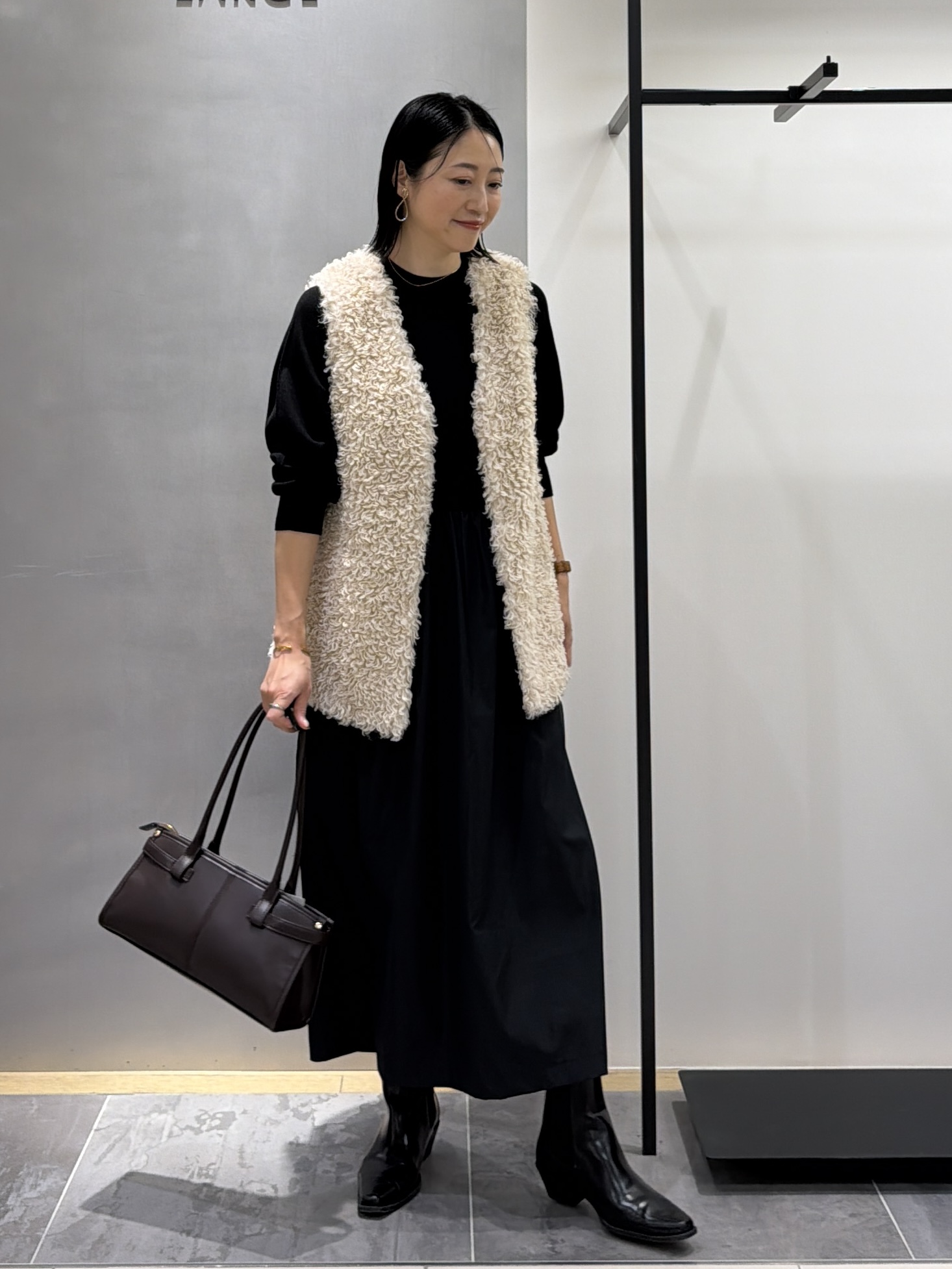 shihoさんの「INDIVI｜【羽織るだけでお洒落】カールエコファー ジレ」を使ったコーディネート