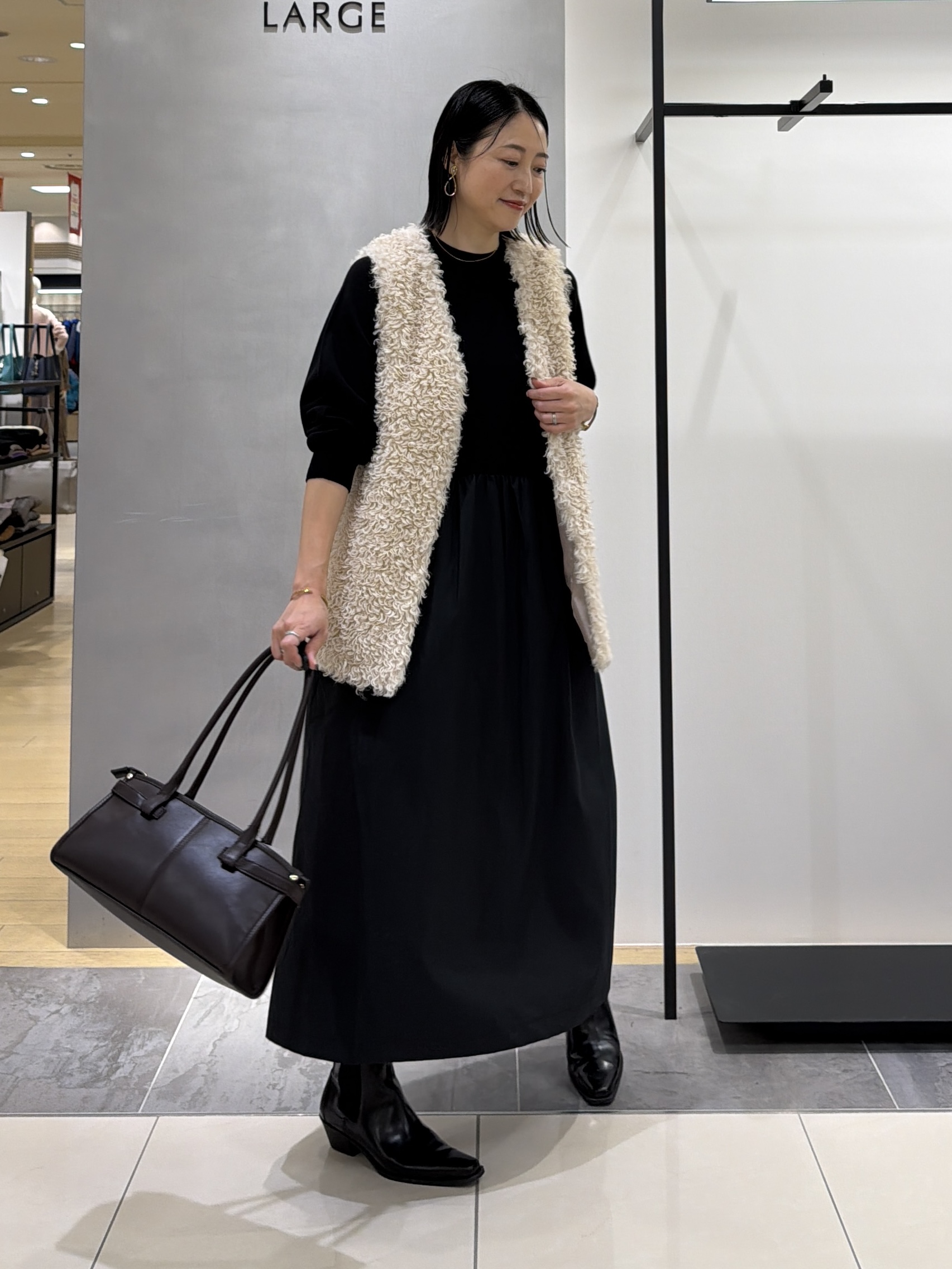 shihoさんの「INDIVI｜【羽織るだけでお洒落】カールエコファー ジレ」を使ったコーディネート