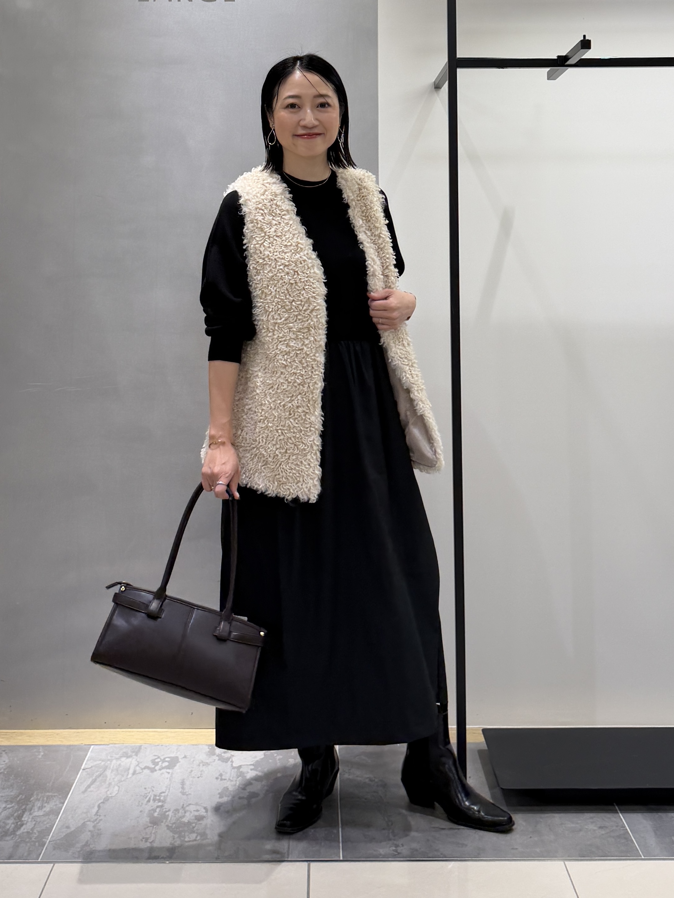 shihoさんの「INDIVI｜【羽織るだけでお洒落】カールエコファー ジレ」を使ったコーディネート