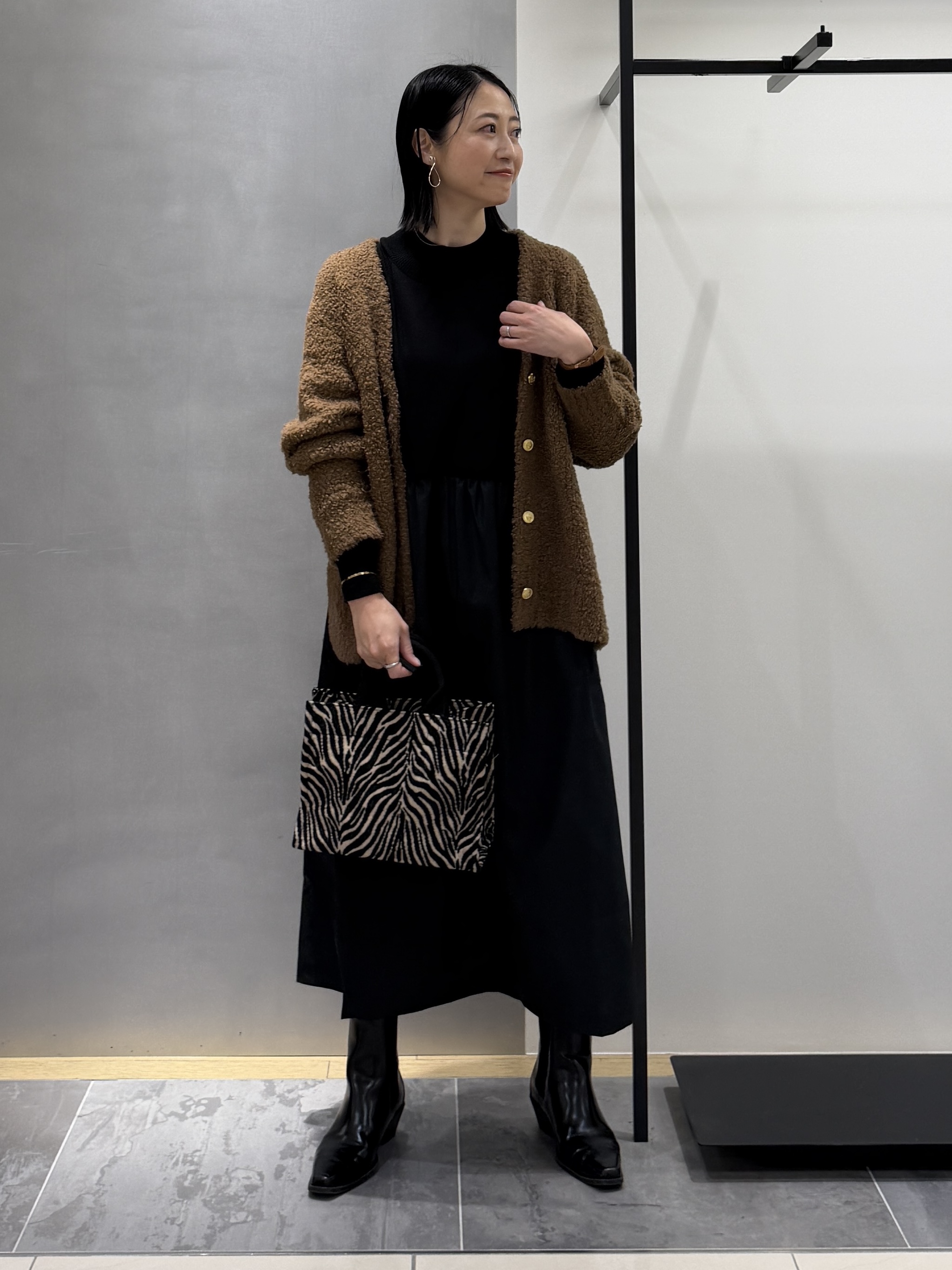 shihoさんの「INDIVI｜【1枚でコーデ完成！／体型カバー】布帛コンビウール混ニットワンピース」を使ったコーディネート