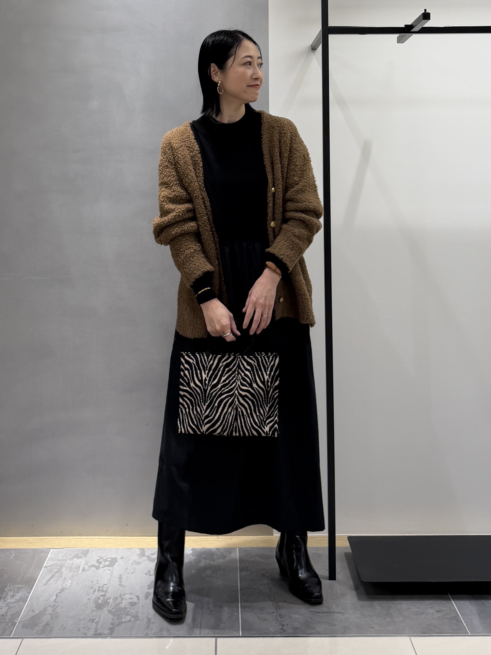 shihoさんの「INDIVI｜【1枚でコーデ完成！／体型カバー】布帛コンビウール混ニットワンピース」を使ったコーディネート