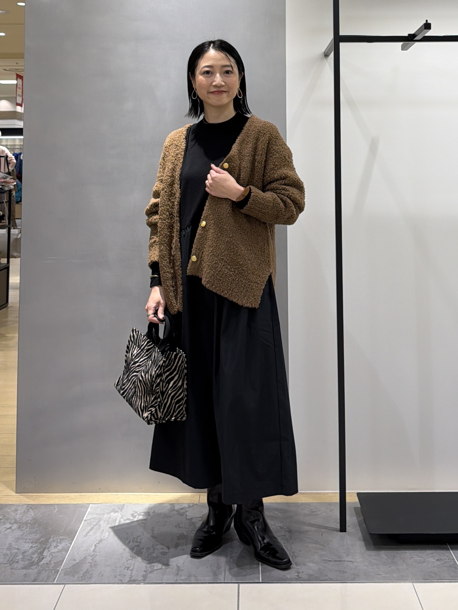 shihoさんの「INDIVI｜【1枚でコーデ完成！／体型カバー】布帛コンビウール混ニットワンピース」を使ったコーディネート