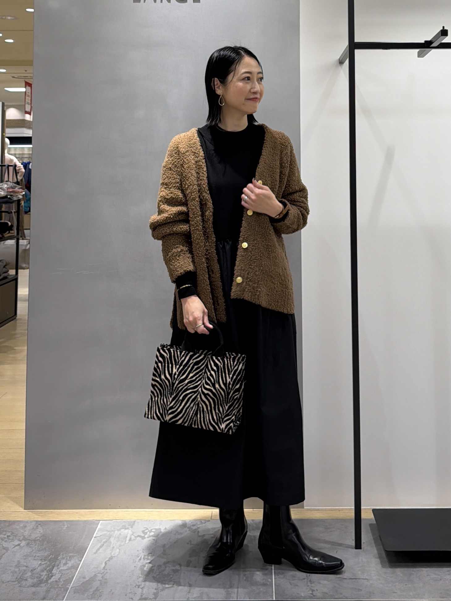shihoさんの「INDIVI｜【1枚でコーデ完成！／体型カバー】布帛コンビウール混ニットワンピース」を使ったコーディネート
