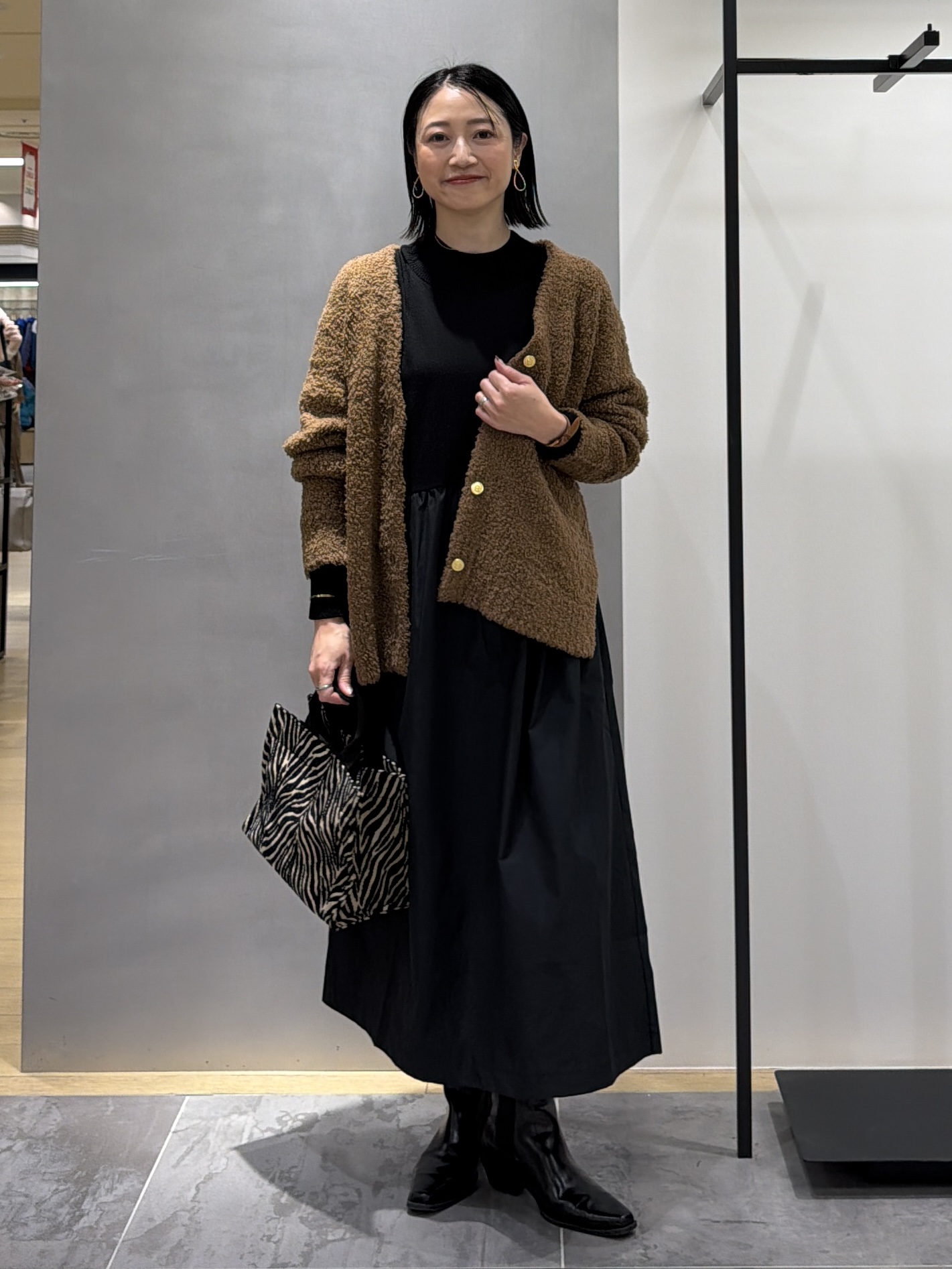 shihoさんの「INDIVI｜【1枚でコーデ完成！／体型カバー】布帛コンビウール混ニットワンピース」を使ったコーディネート