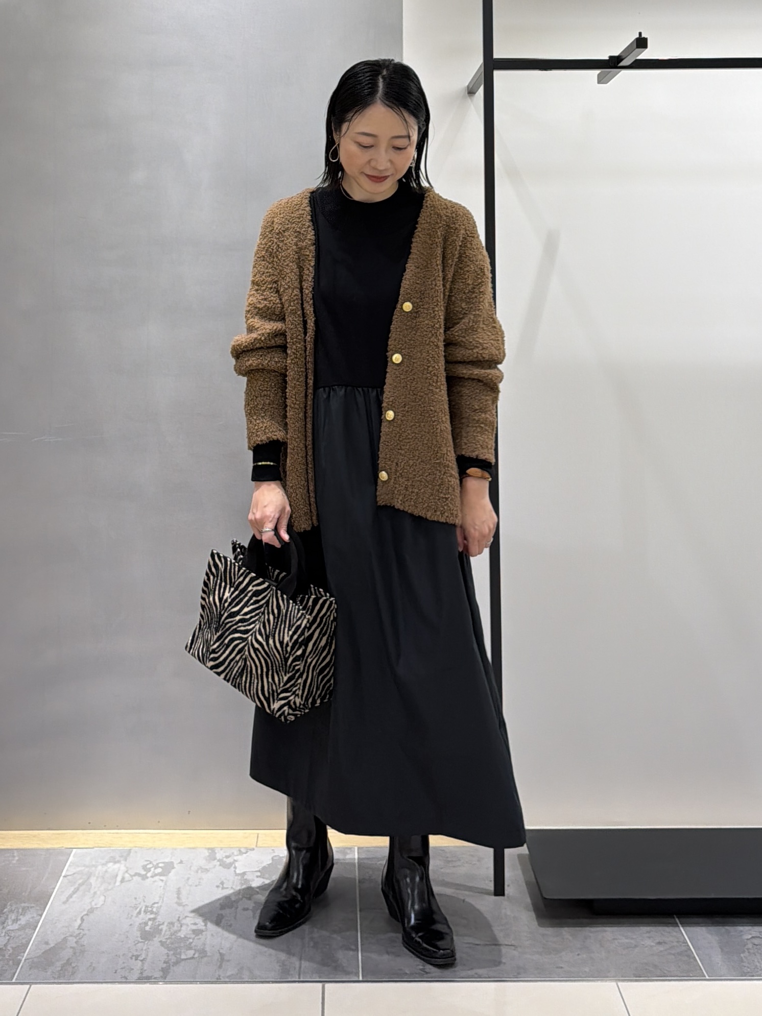 shihoさんの「INDIVI｜【1枚でコーデ完成！／体型カバー】布帛コンビウール混ニットワンピース」を使ったコーディネート