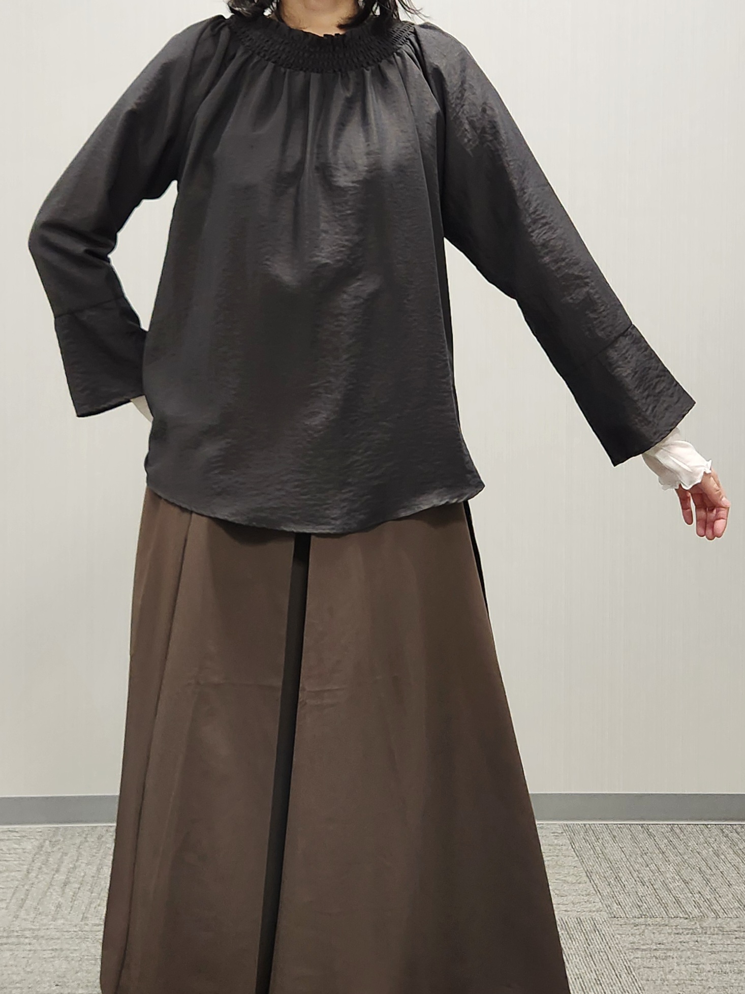 naraさんの「Dessin｜【洗える/体型カバー】シャーリングブラウス」を使ったコーディネート