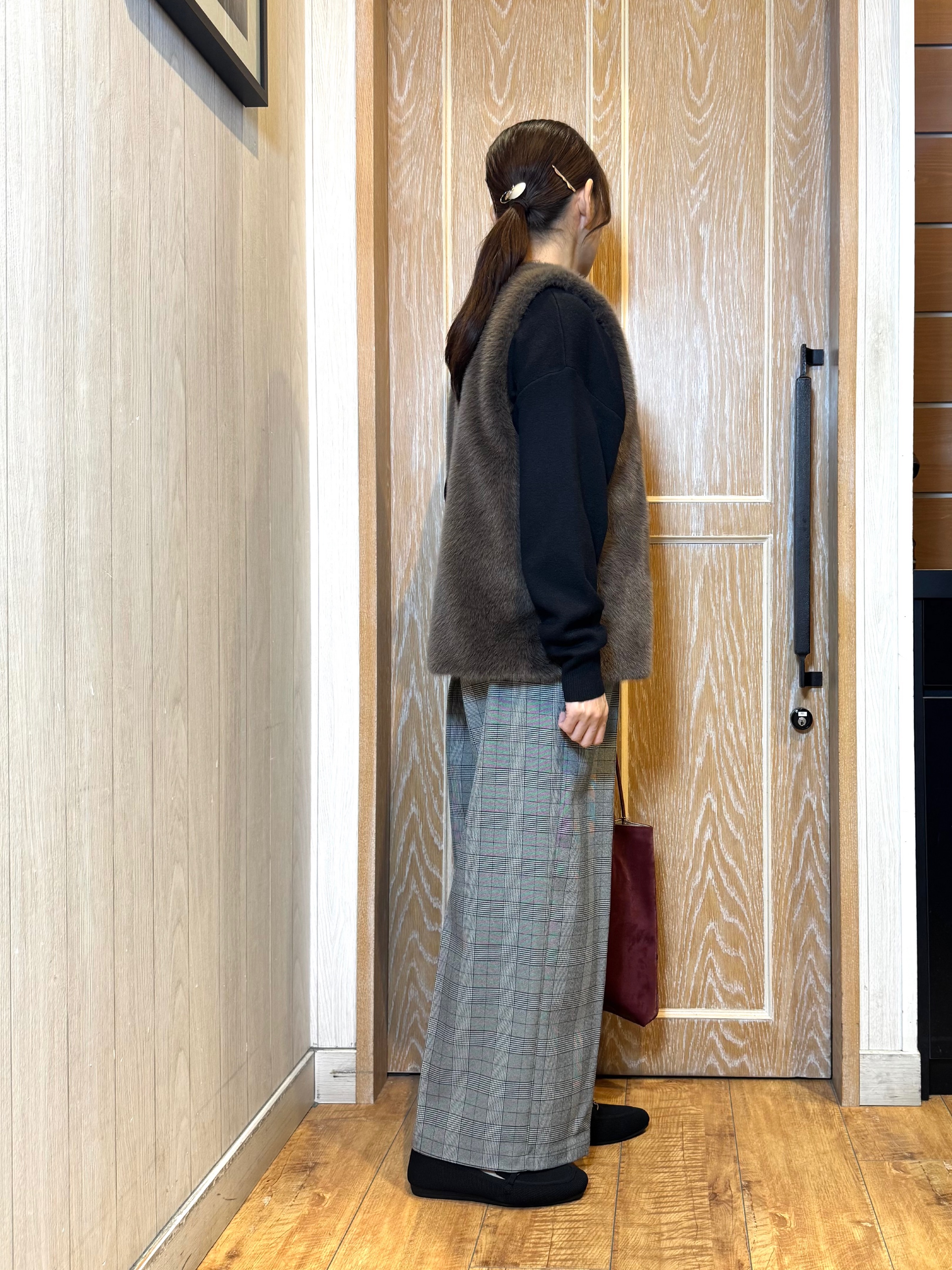 KAORIさんの「SHOO･LA･RUE｜重ねるだけでこなれコーデに ふわふわフェイクファーベスト」を使ったコーディネート