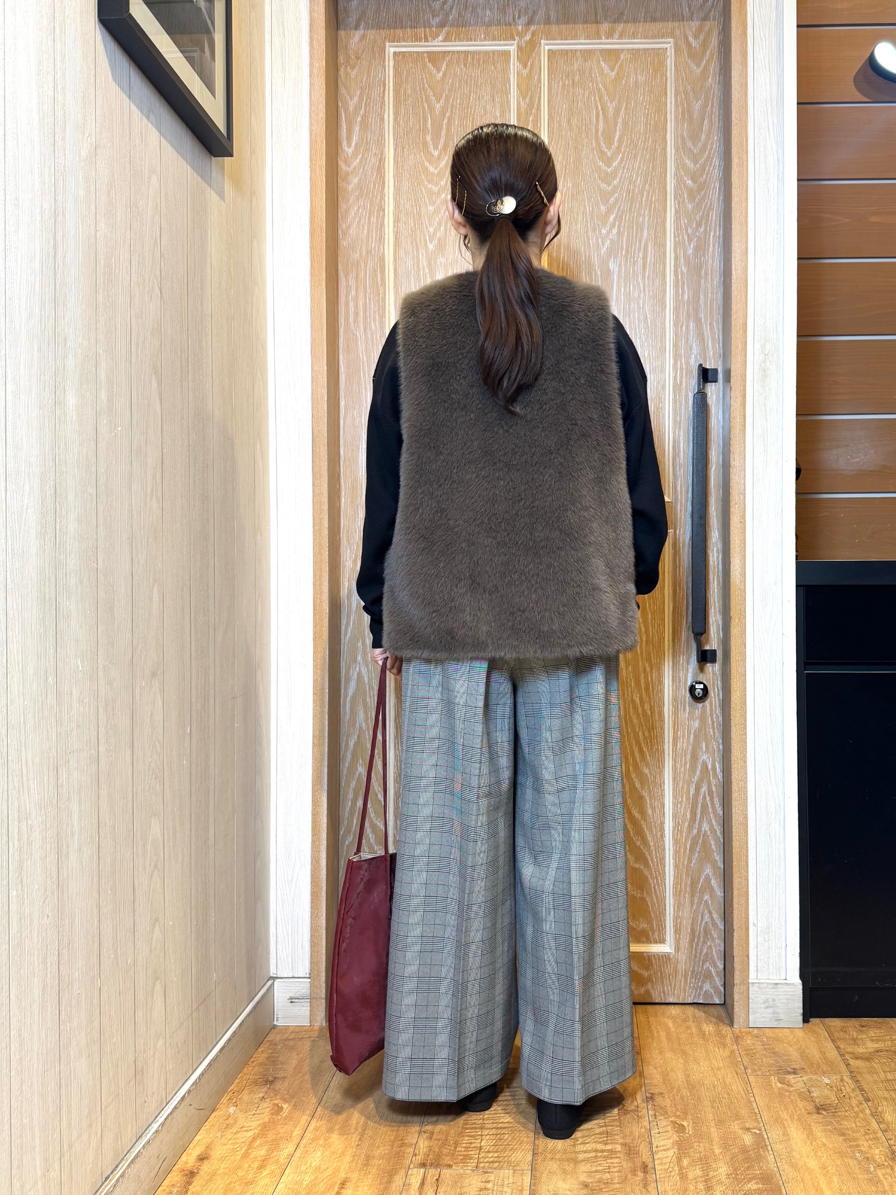 KAORIさんの「SHOO･LA･RUE｜重ねるだけでこなれコーデに ふわふわフェイクファーベスト」を使ったコーディネート