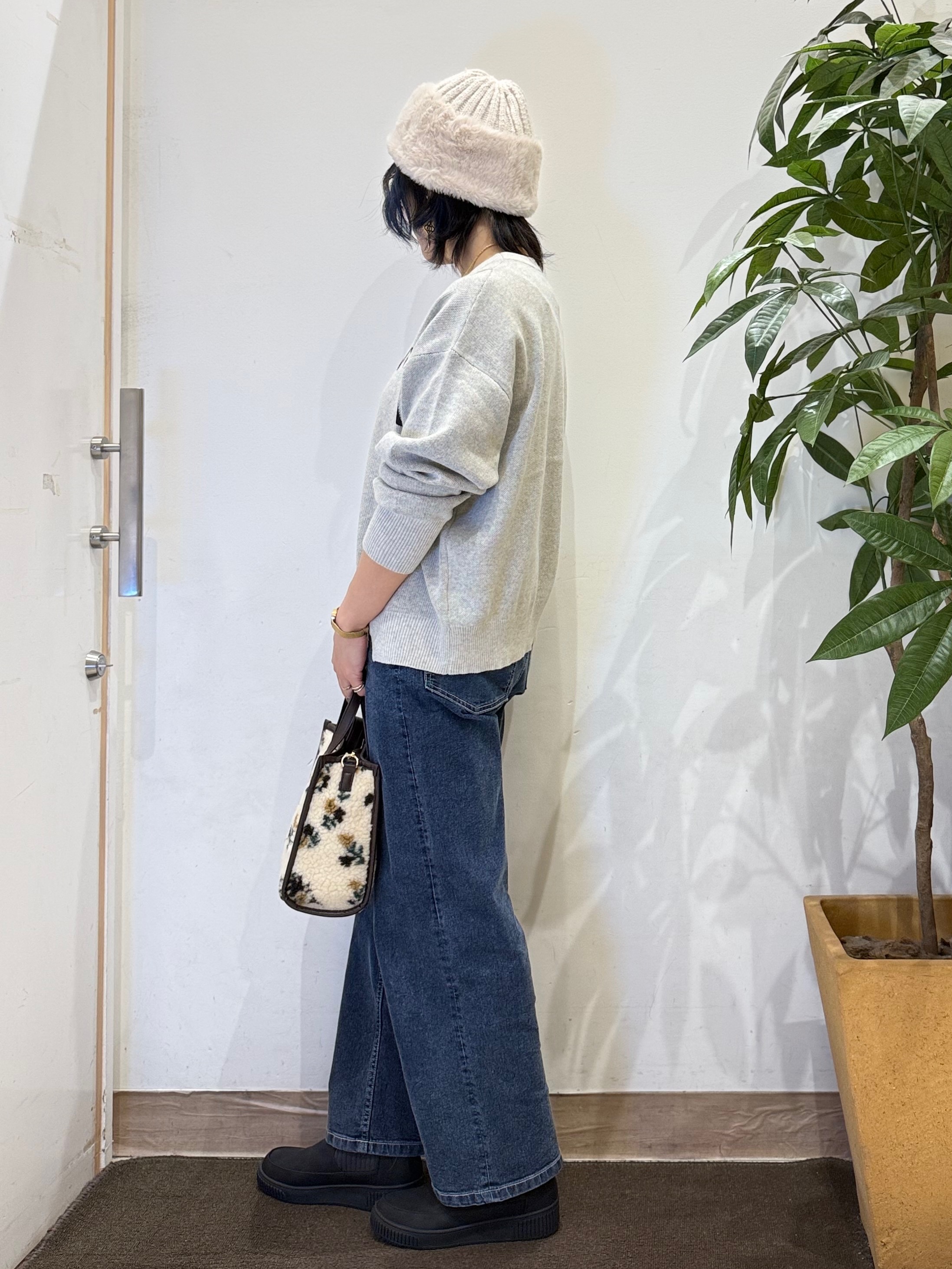 misakiさんの「SHOO･LA･RUE｜【洗濯機可/S-LL】周りと差がつく リメイク風ロゴニット」を使ったコーディネート