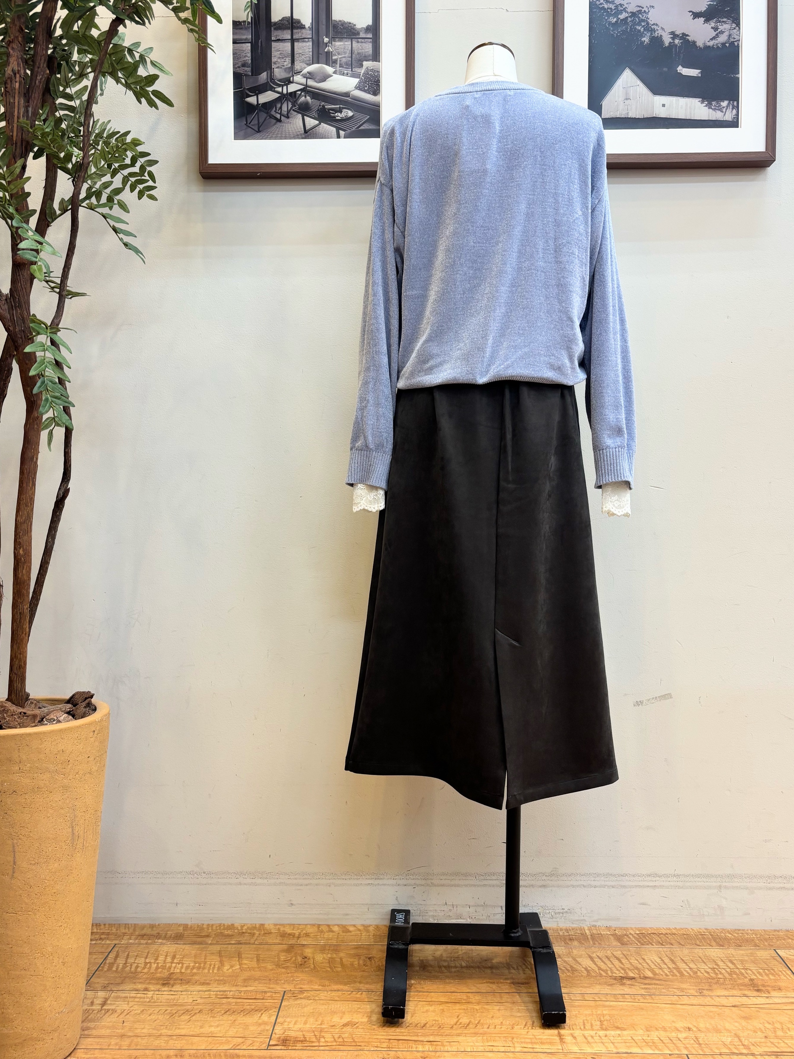 maiさんの「SHOO･LA･RUE｜【S-LL/洗濯機可】手触りやわらか ミニモール金ボタンカーディガン」を使ったコーディネート