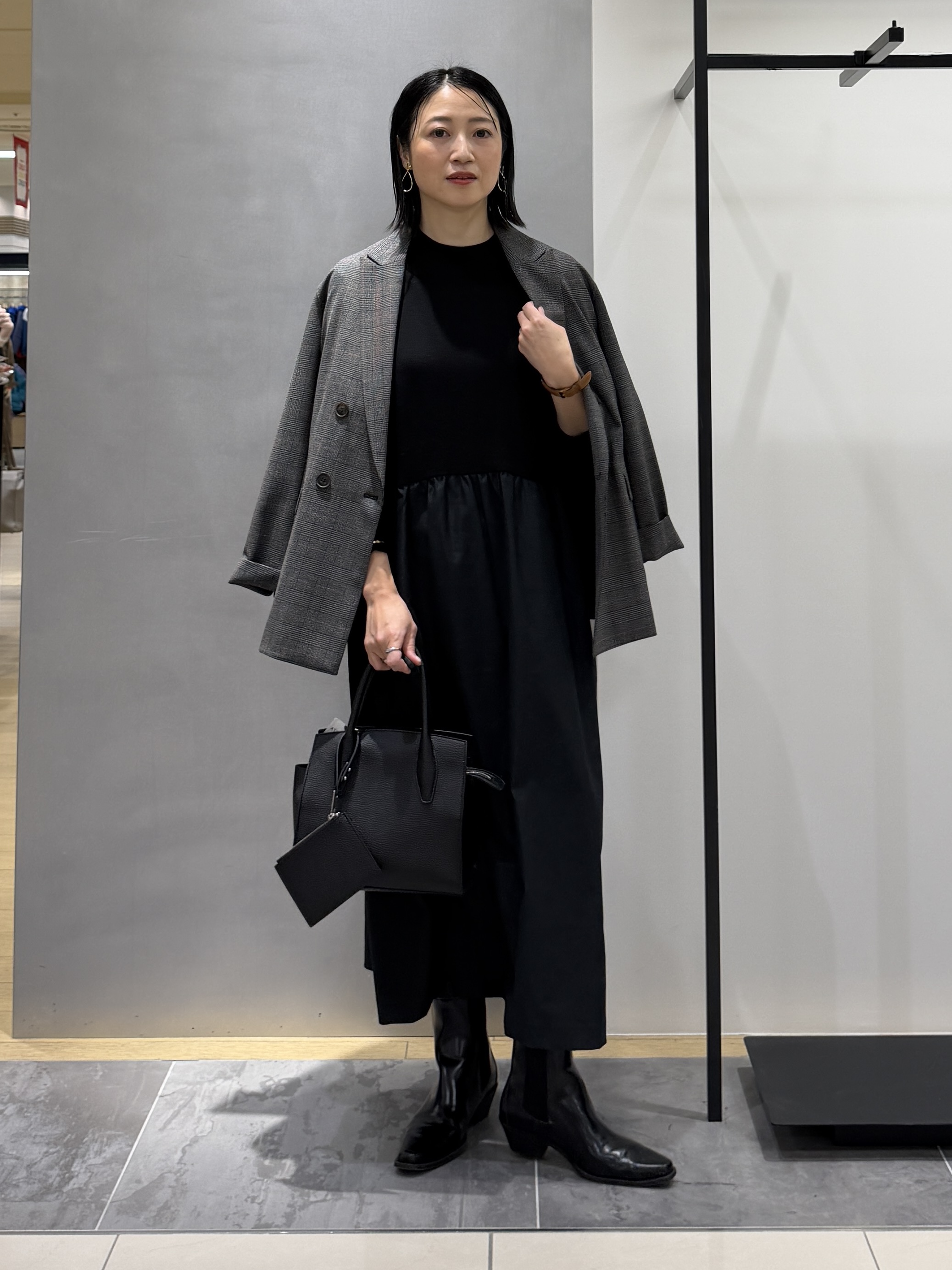shihoさんの「INDIVI｜【1枚でコーデ完成！／体型カバー】布帛コンビウール混ニットワンピース」を使ったコーディネート