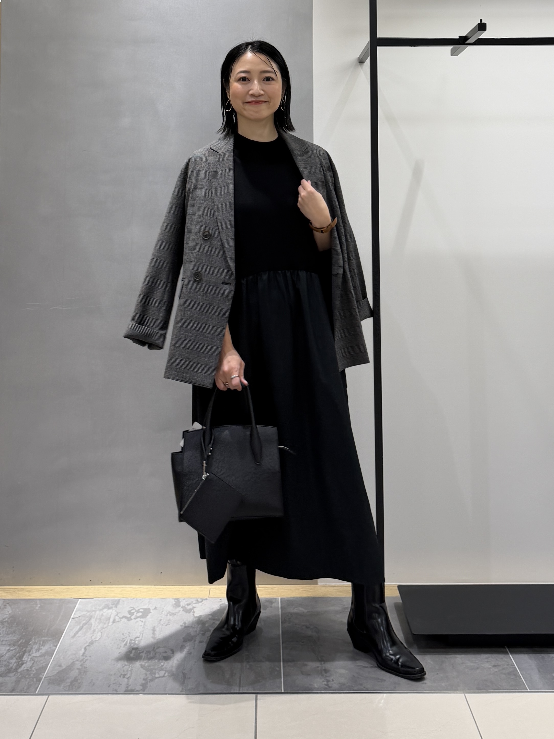 shihoさんの「INDIVI｜【1枚でコーデ完成！／体型カバー】布帛コンビウール混ニットワンピース」を使ったコーディネート
