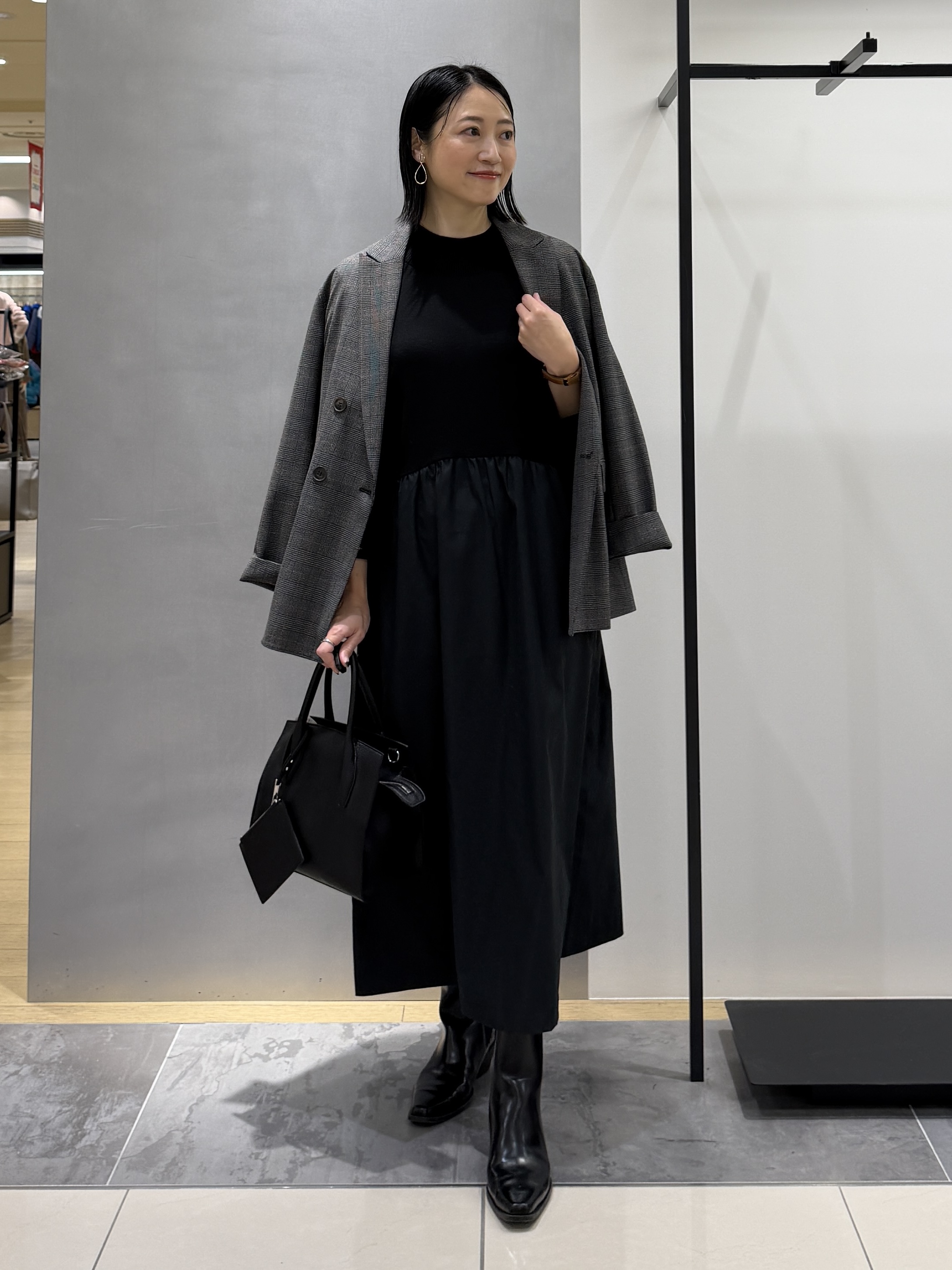 shihoさんの「INDIVI｜【1枚でコーデ完成！／体型カバー】布帛コンビウール混ニットワンピース」を使ったコーディネート