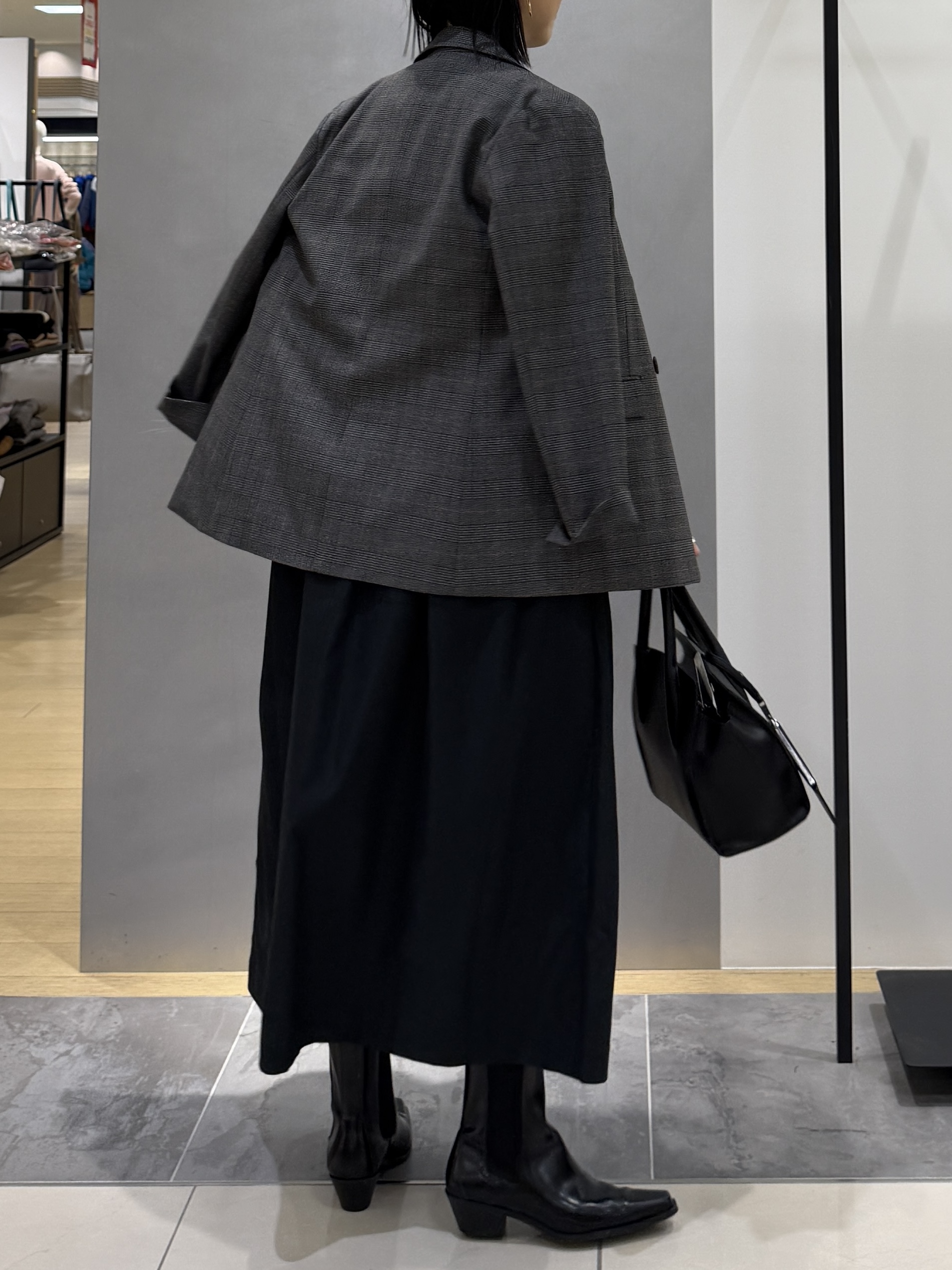 shihoさんの「INDIVI｜【1枚でコーデ完成！／体型カバー】布帛コンビウール混ニットワンピース」を使ったコーディネート