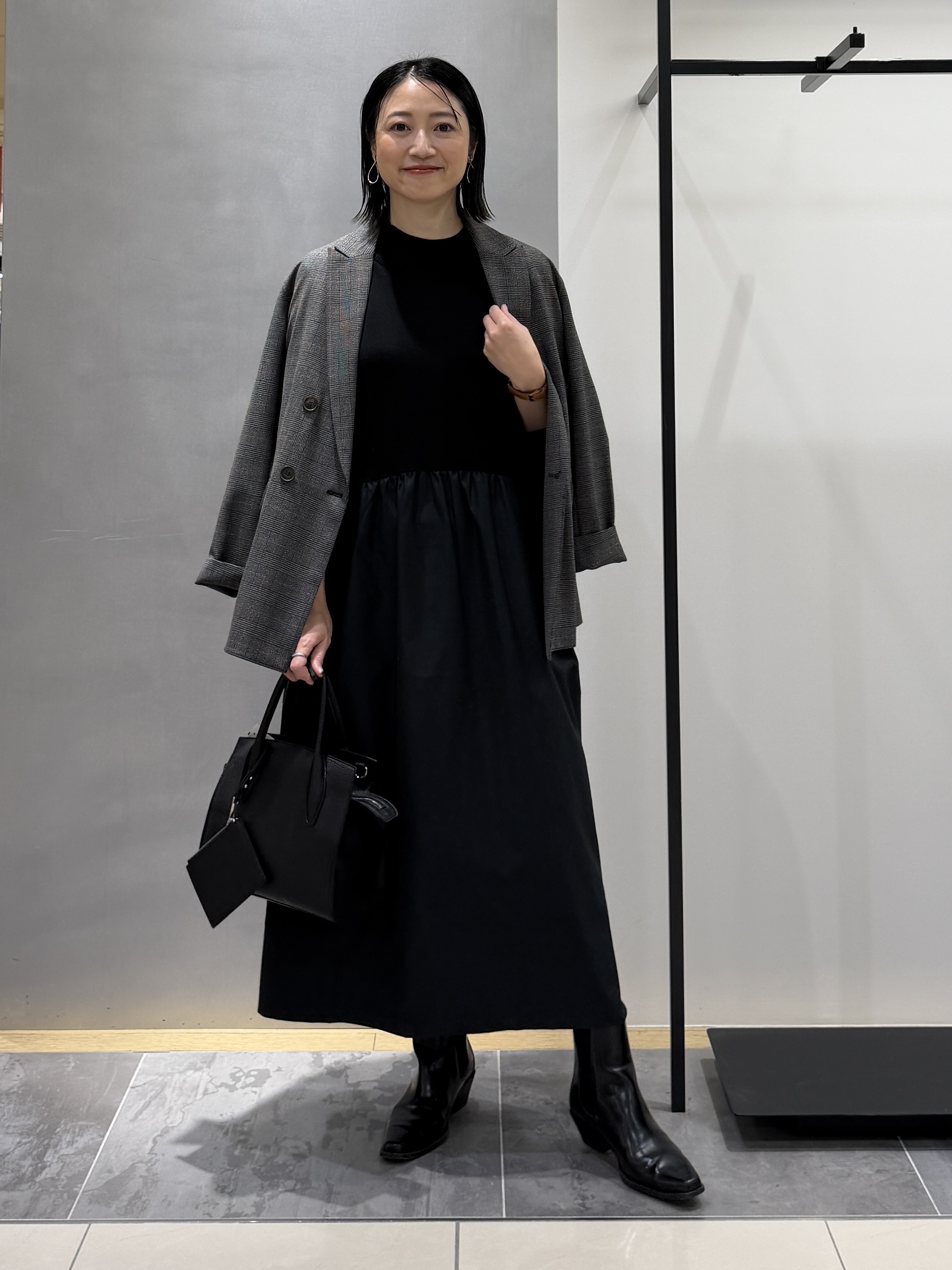 shihoさんの「INDIVI｜【1枚でコーデ完成！／体型カバー】布帛コンビウール混ニットワンピース」を使ったコーディネート