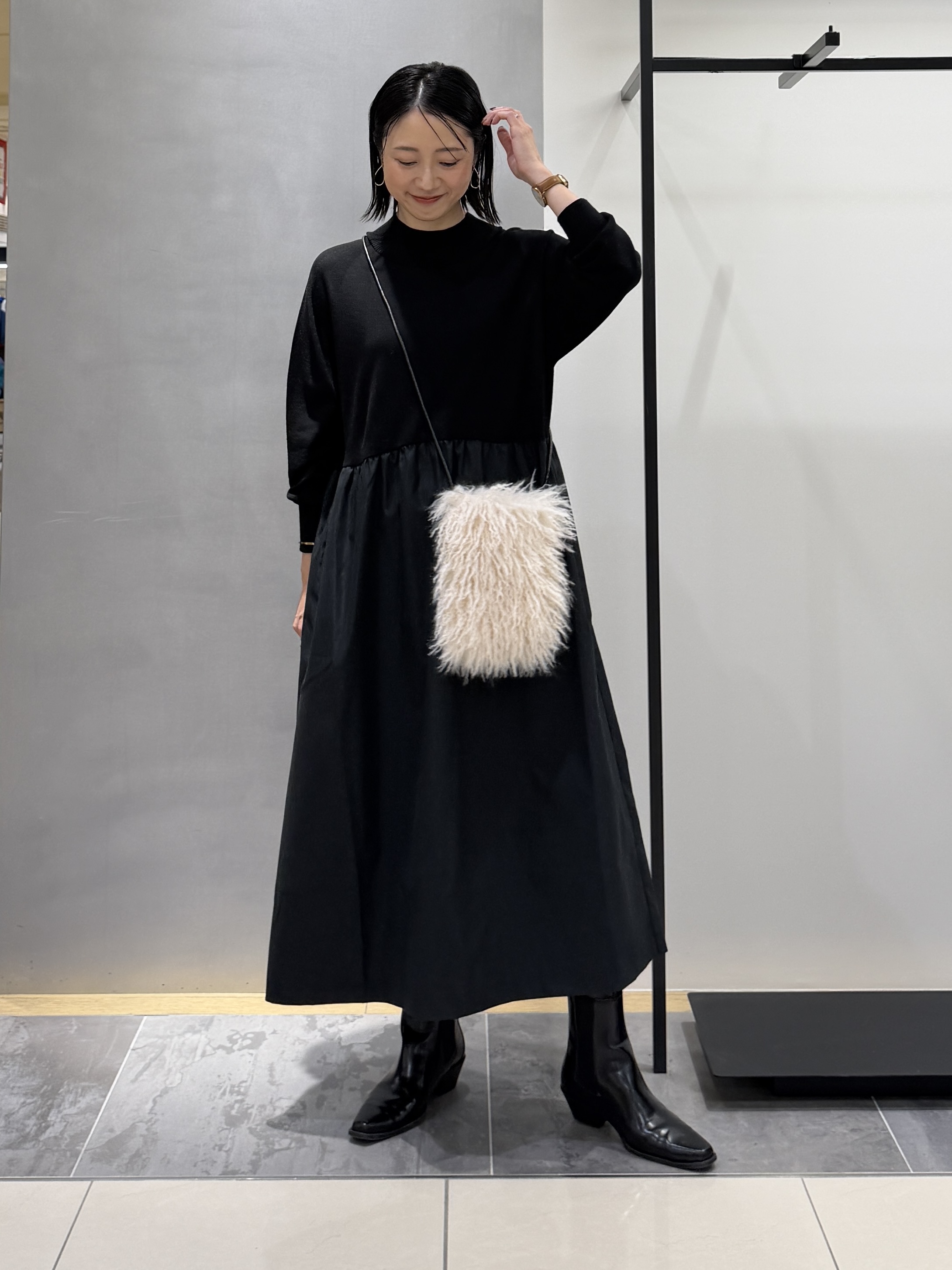 shihoさんの「INDIVI｜【1枚でコーデ完成！／体型カバー】布帛コンビウール混ニットワンピース」を使ったコーディネート