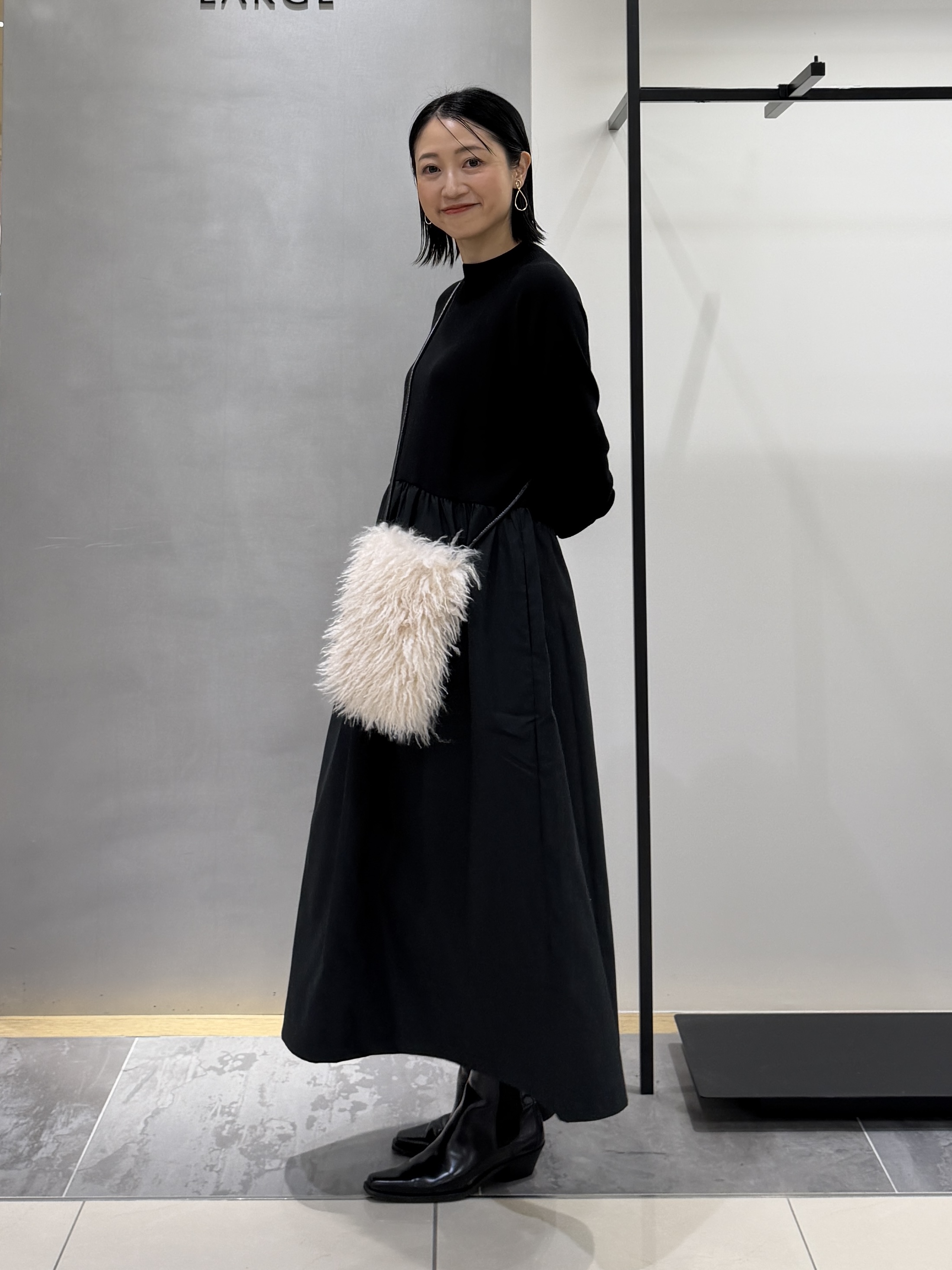 shihoさんの「INDIVI｜【1枚でコーデ完成！／体型カバー】布帛コンビウール混ニットワンピース」を使ったコーディネート