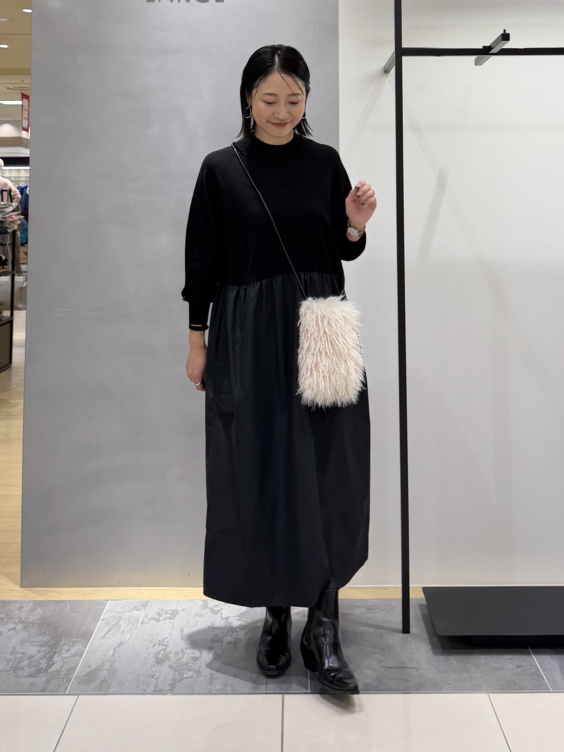 shihoさんの「INDIVI｜【1枚でコーデ完成！／体型カバー】布帛コンビウール混ニットワンピース」を使ったコーディネート