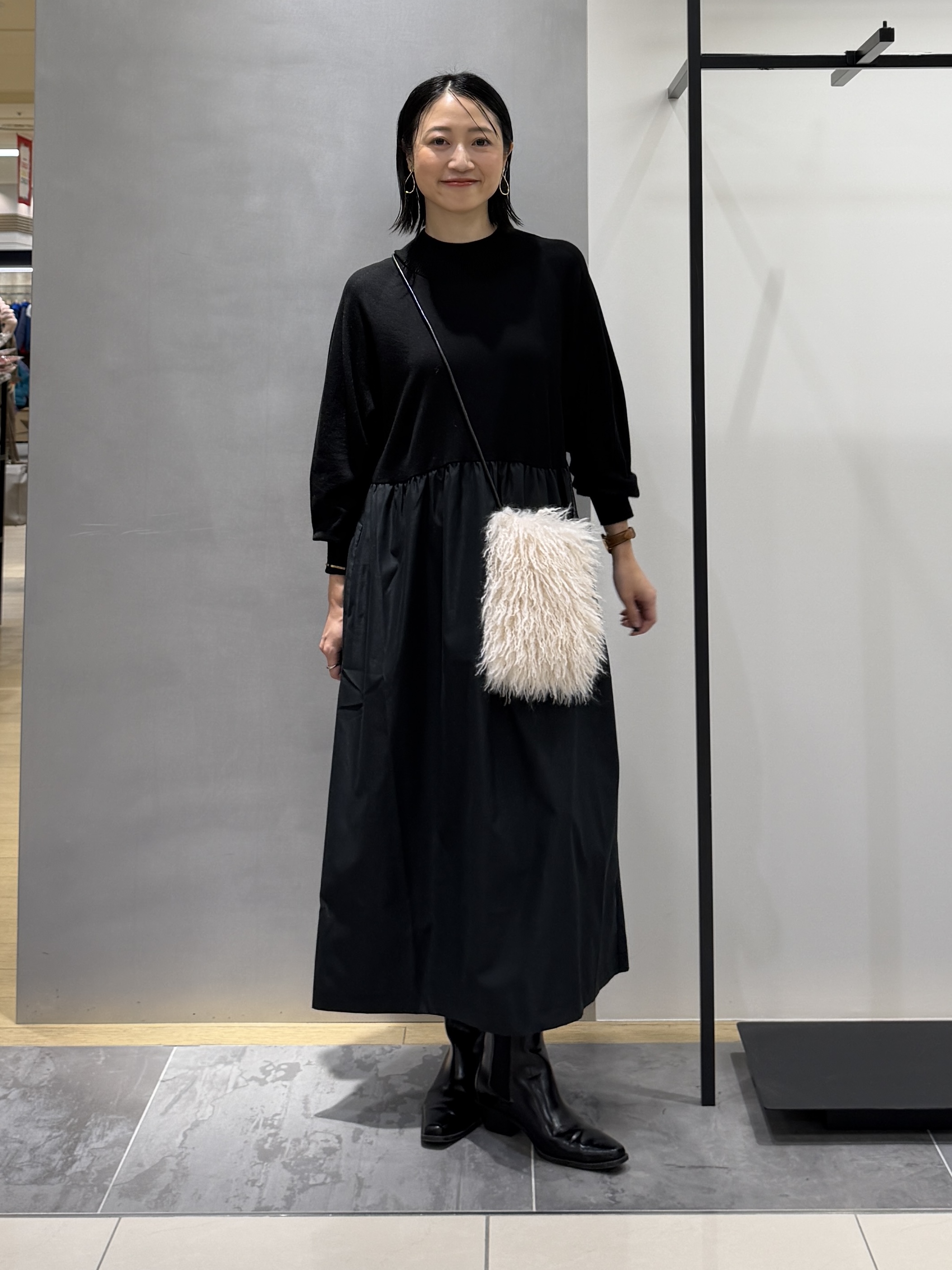 shihoさんの「INDIVI｜【1枚でコーデ完成！／体型カバー】布帛コンビウール混ニットワンピース」を使ったコーディネート