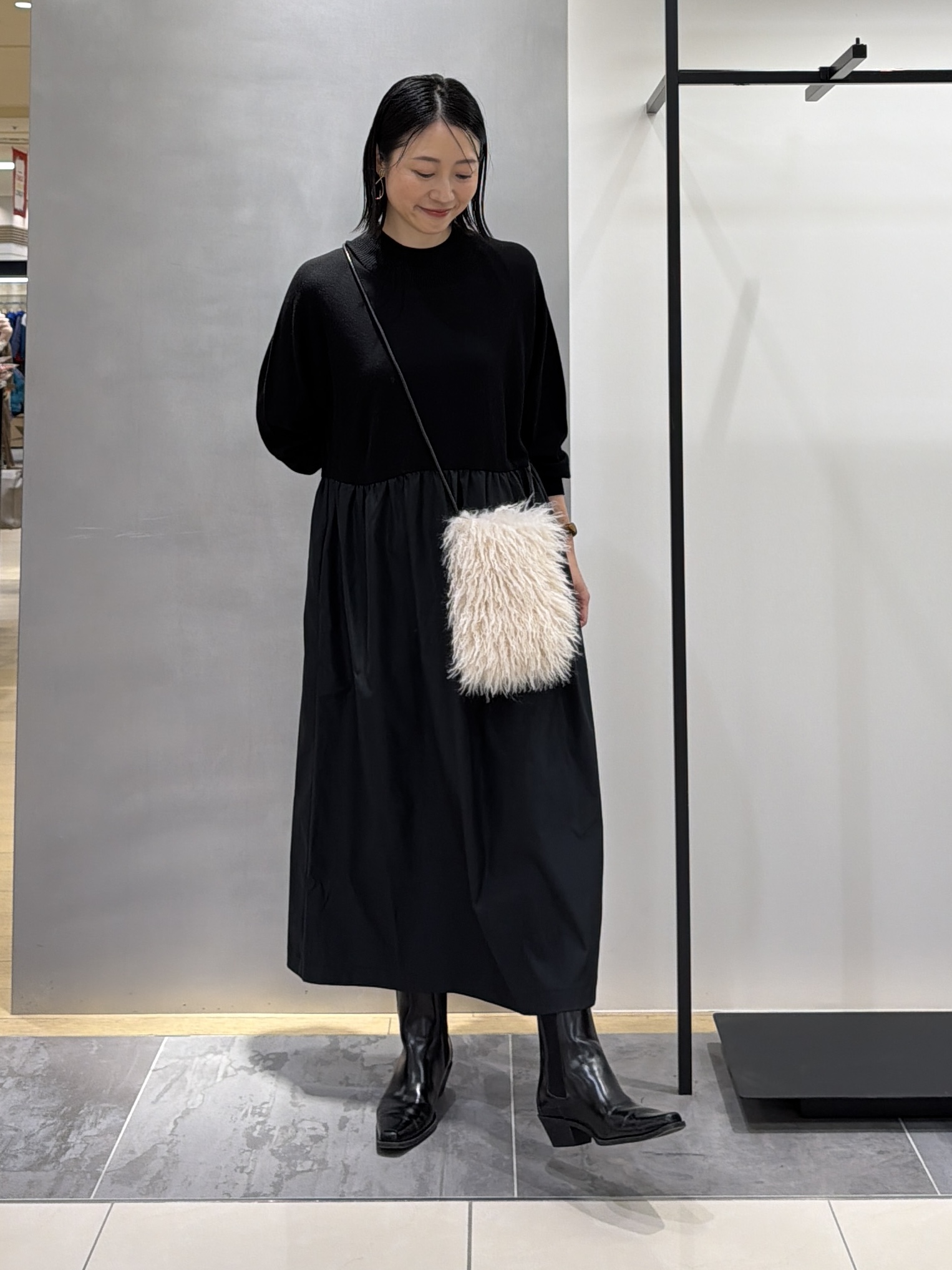 shihoさんの「INDIVI｜【1枚でコーデ完成！／体型カバー】布帛コンビウール混ニットワンピース」を使ったコーディネート