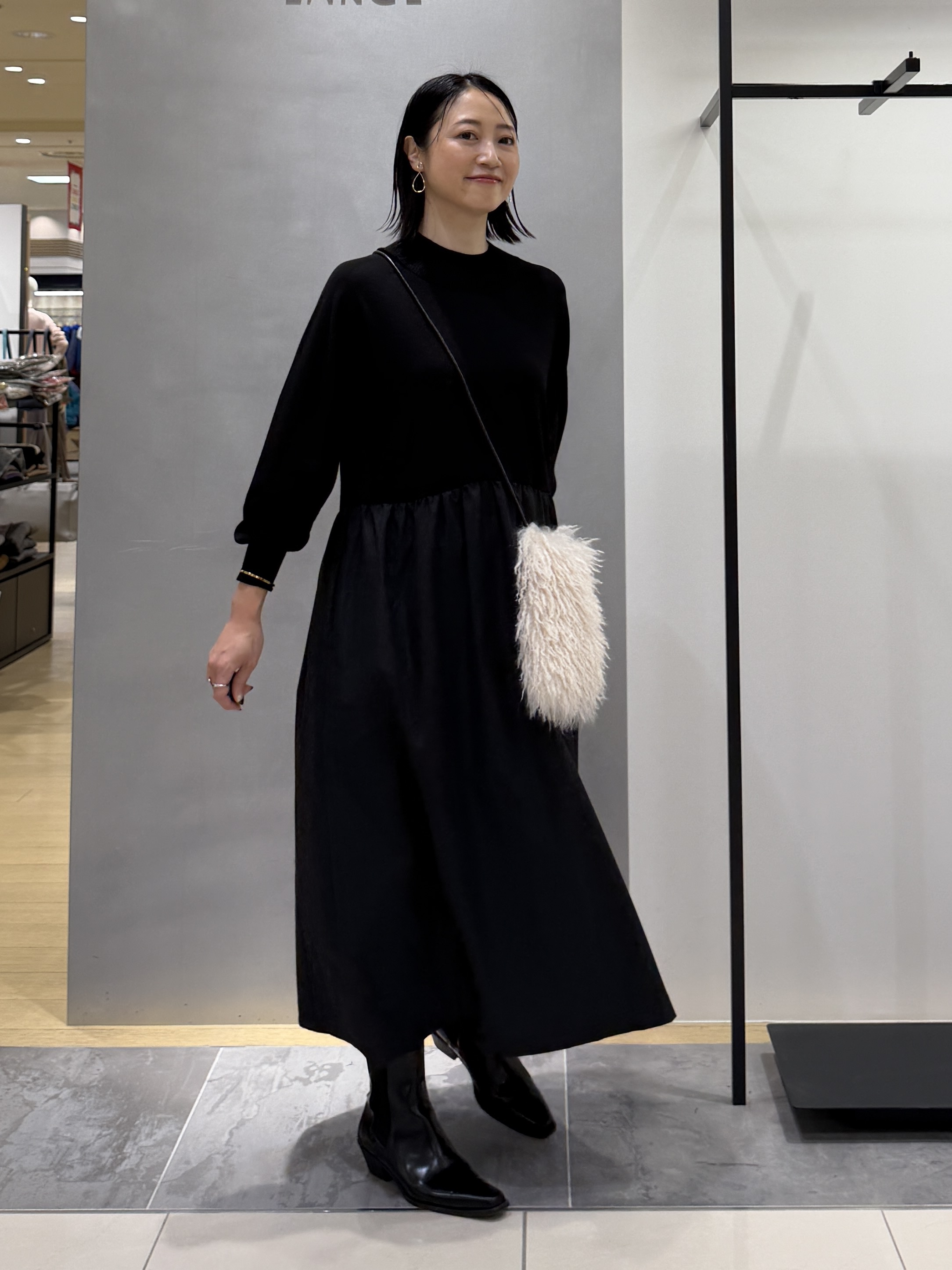 shihoさんの「INDIVI｜【1枚でコーデ完成！／体型カバー】布帛コンビウール混ニットワンピース」を使ったコーディネート