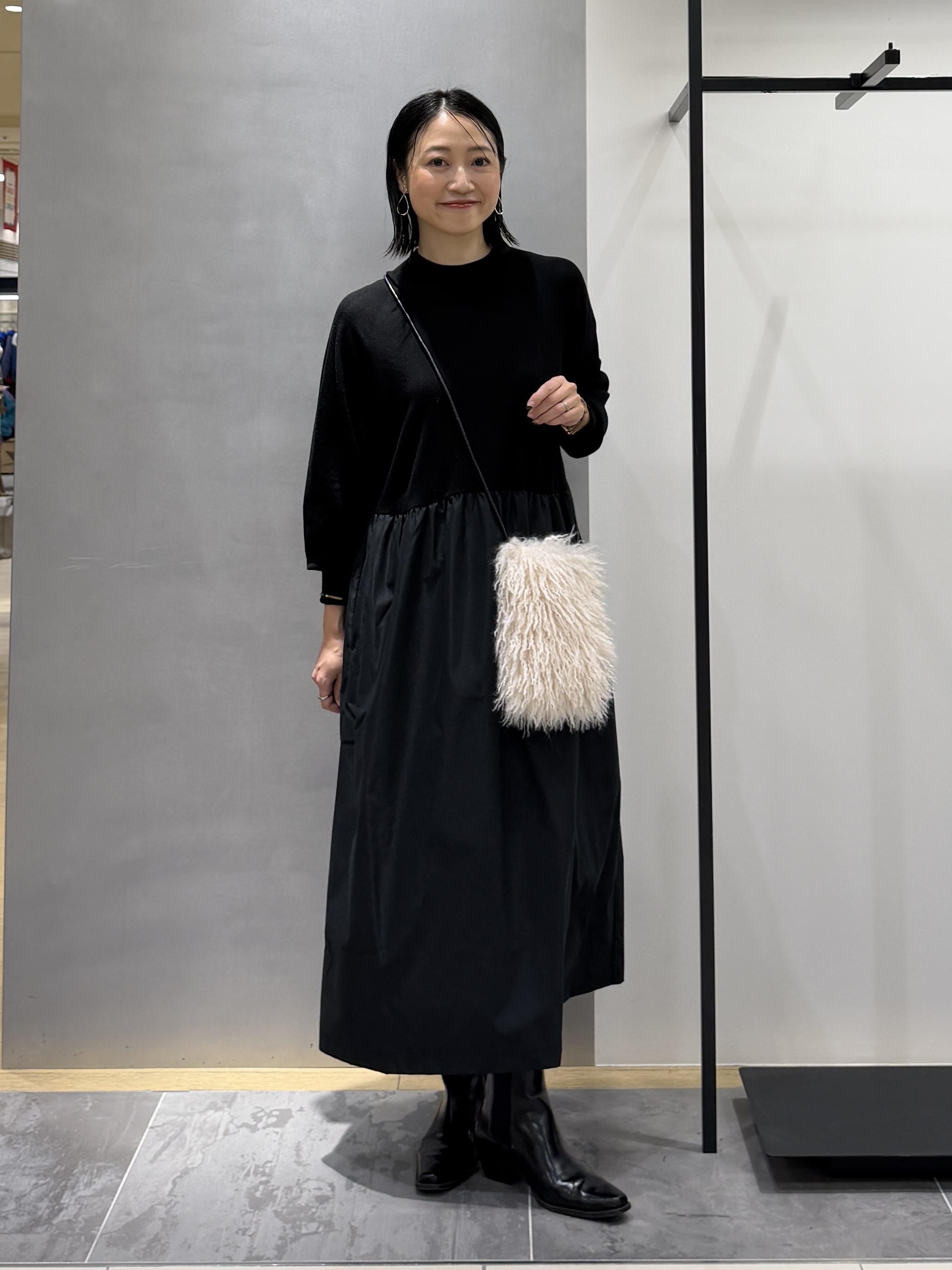 shihoさんの「INDIVI｜【1枚でコーデ完成！／体型カバー】布帛コンビウール混ニットワンピース」を使ったコーディネート
