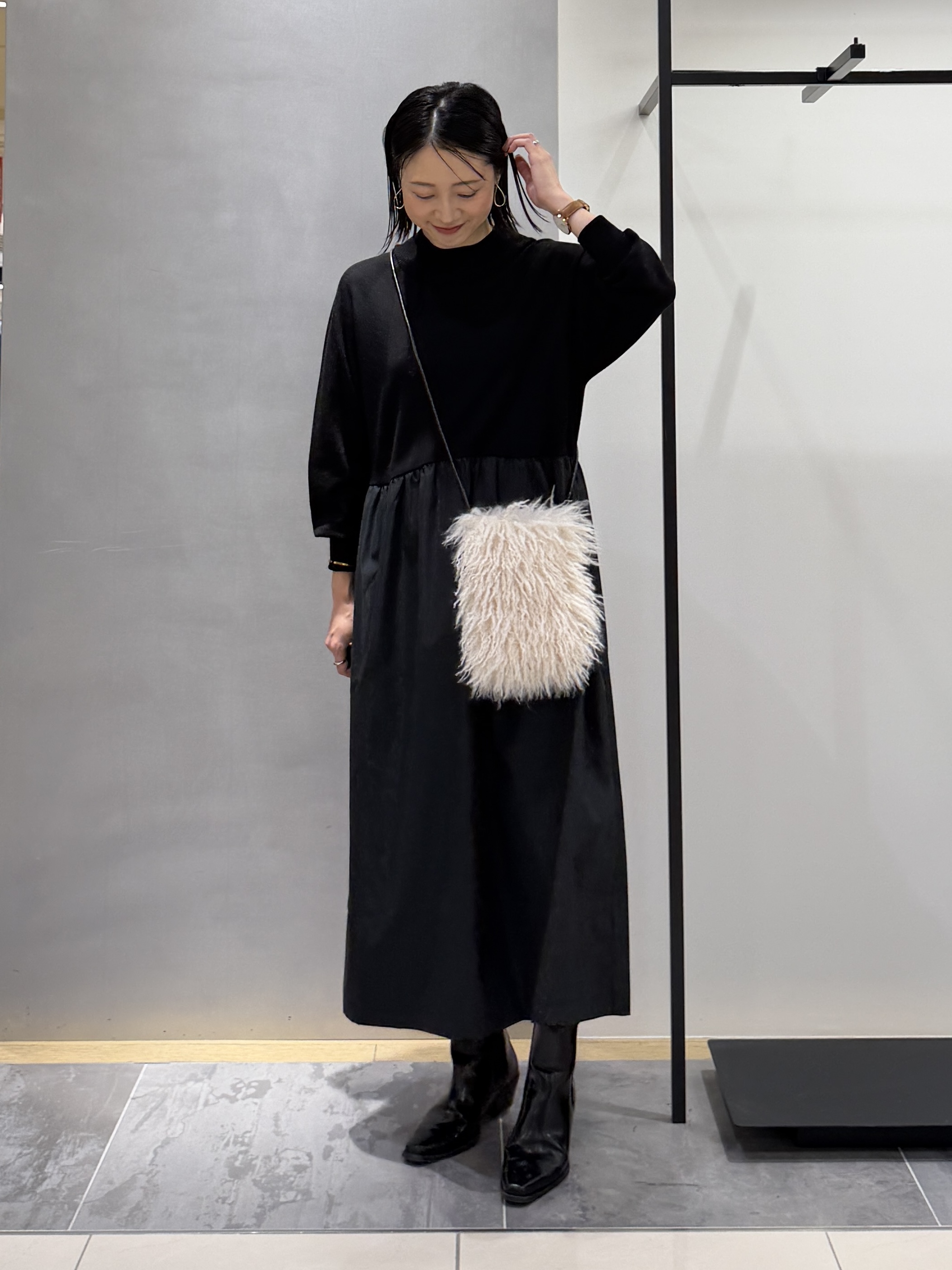 shihoさんの「INDIVI｜【1枚でコーデ完成！／体型カバー】布帛コンビウール混ニットワンピース」を使ったコーディネート