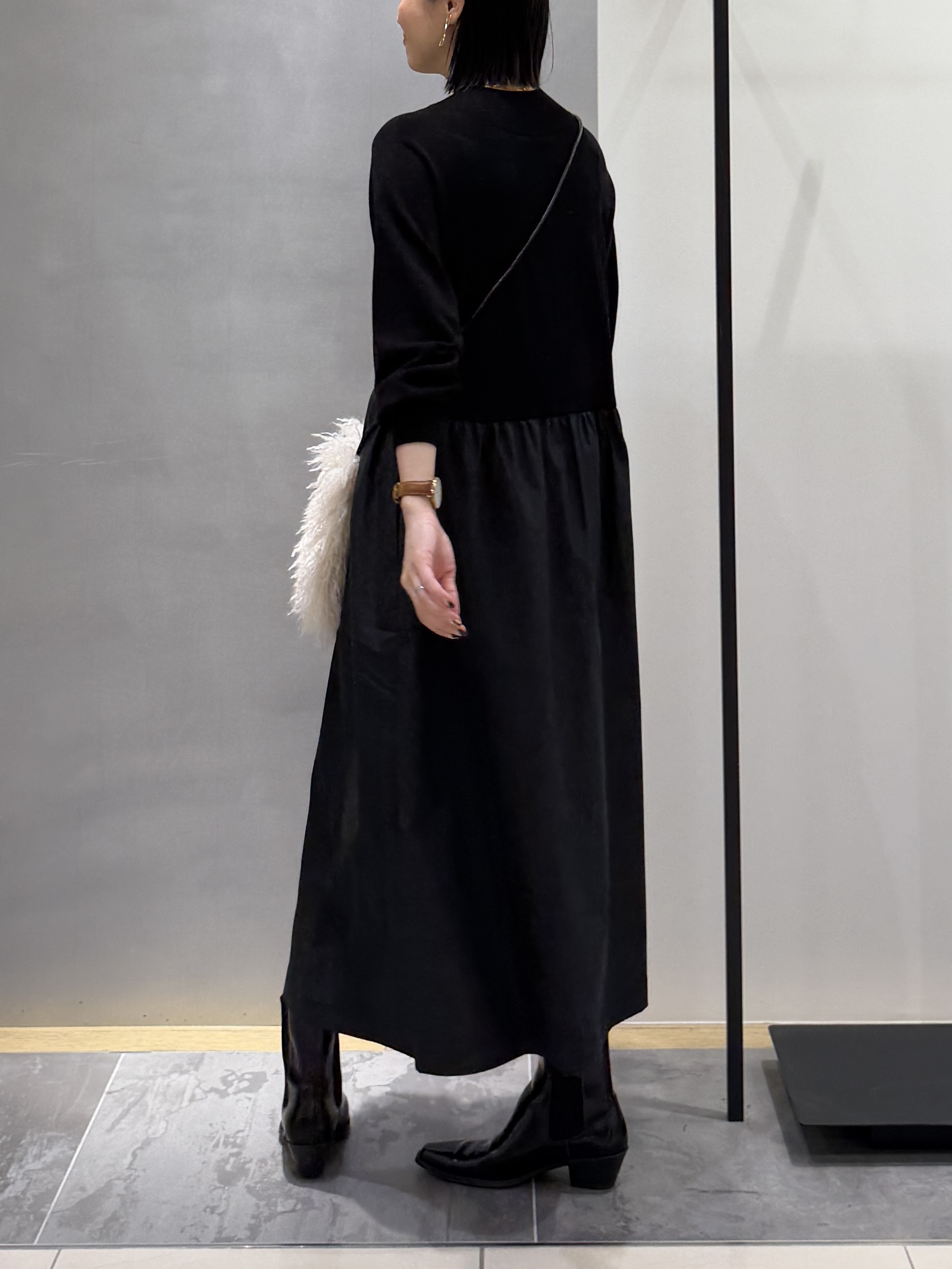 shihoさんの「INDIVI｜【1枚でコーデ完成！／体型カバー】布帛コンビウール混ニットワンピース」を使ったコーディネート