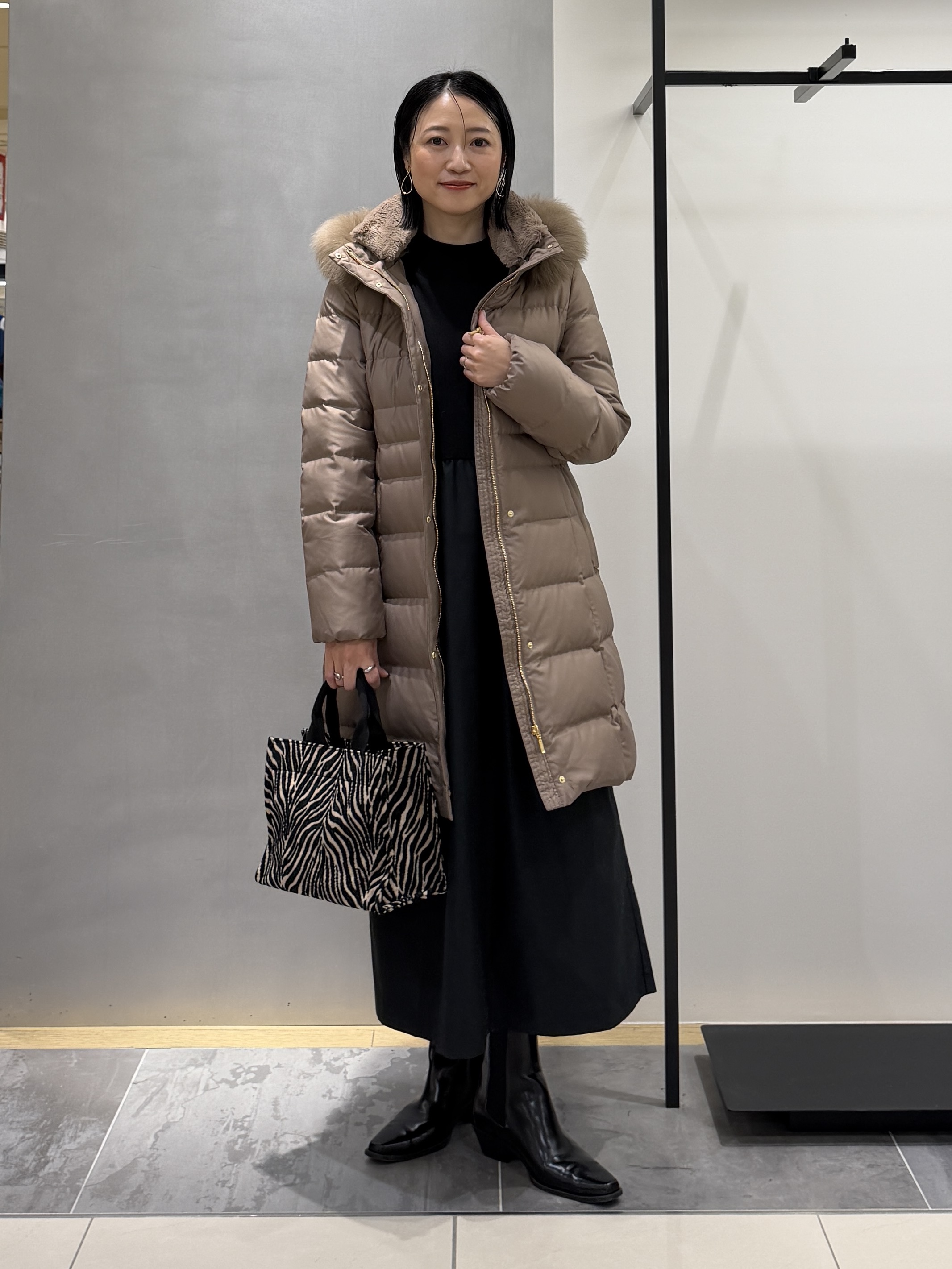 shihoさんの「INDIVI｜【1枚でコーデ完成！／体型カバー】布帛コンビウール混ニットワンピース」を使ったコーディネート