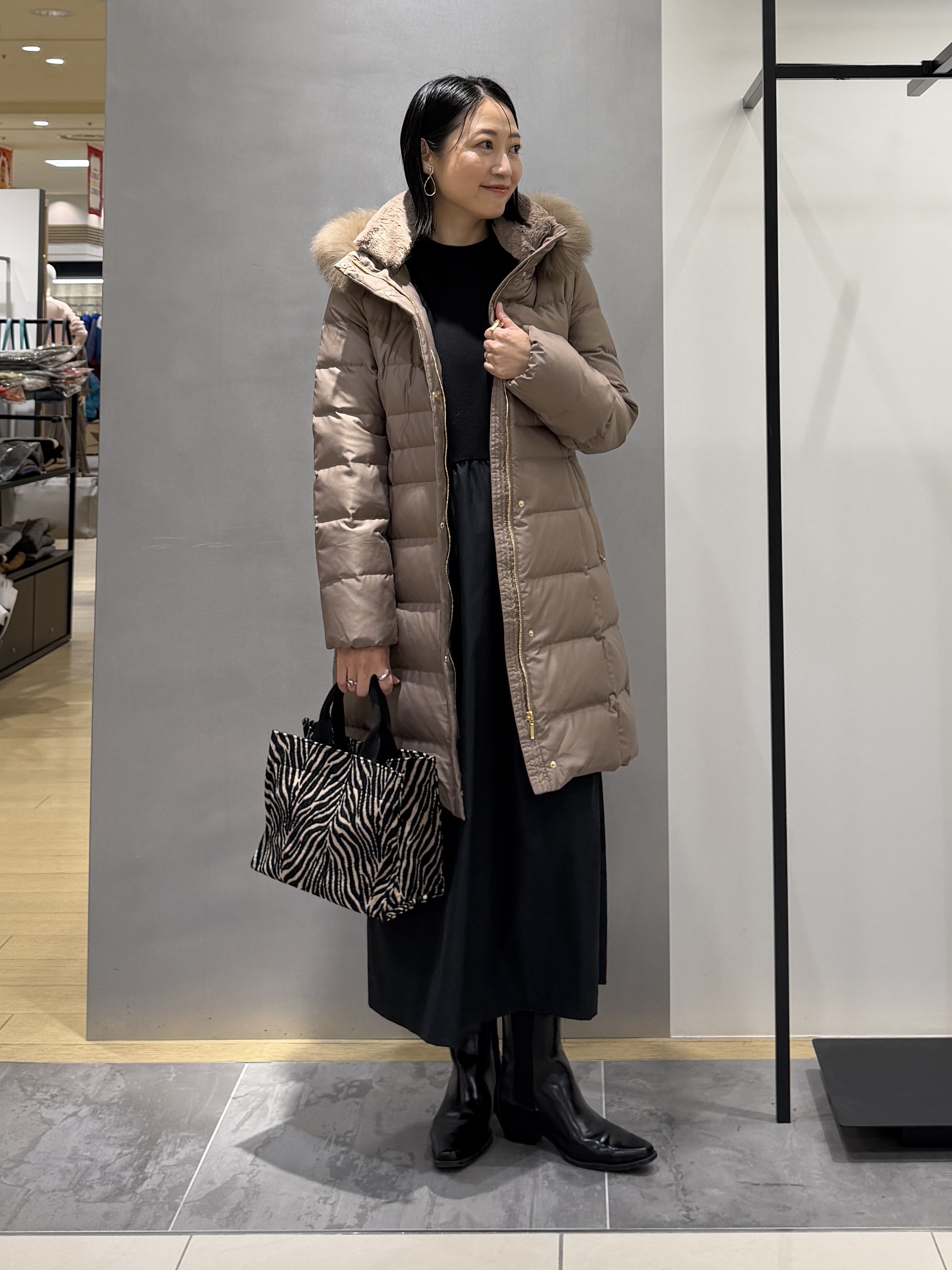 shihoさんの「INDIVI｜【1枚でコーデ完成！／体型カバー】布帛コンビウール混ニットワンピース」を使ったコーディネート