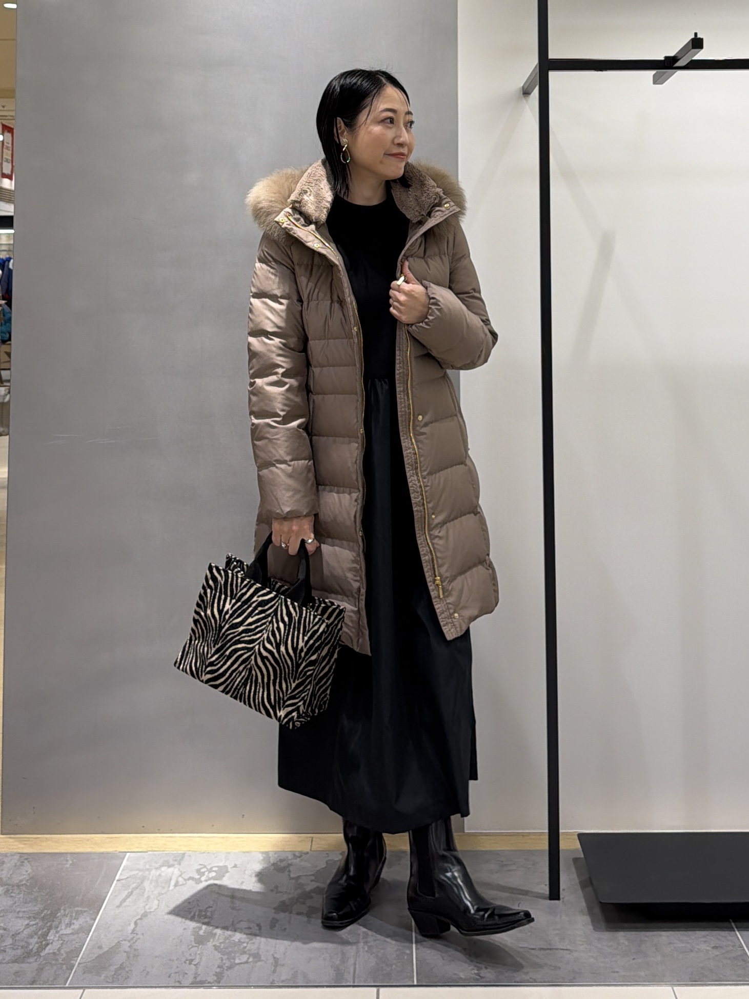 shihoさんの「INDIVI｜【1枚でコーデ完成！／体型カバー】布帛コンビウール混ニットワンピース」を使ったコーディネート