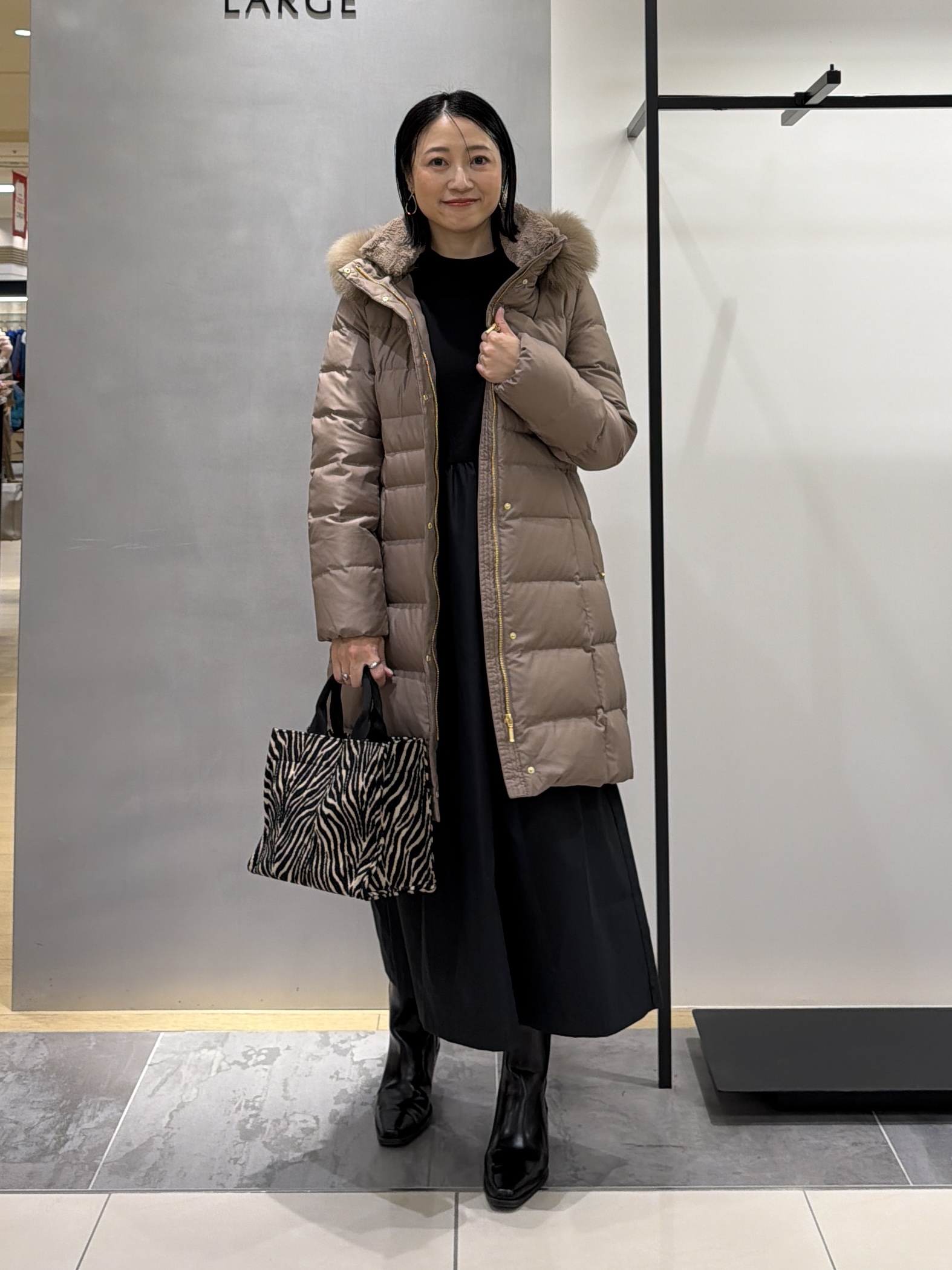 shihoさんの「INDIVI｜【1枚でコーデ完成！／体型カバー】布帛コンビウール混ニットワンピース」を使ったコーディネート