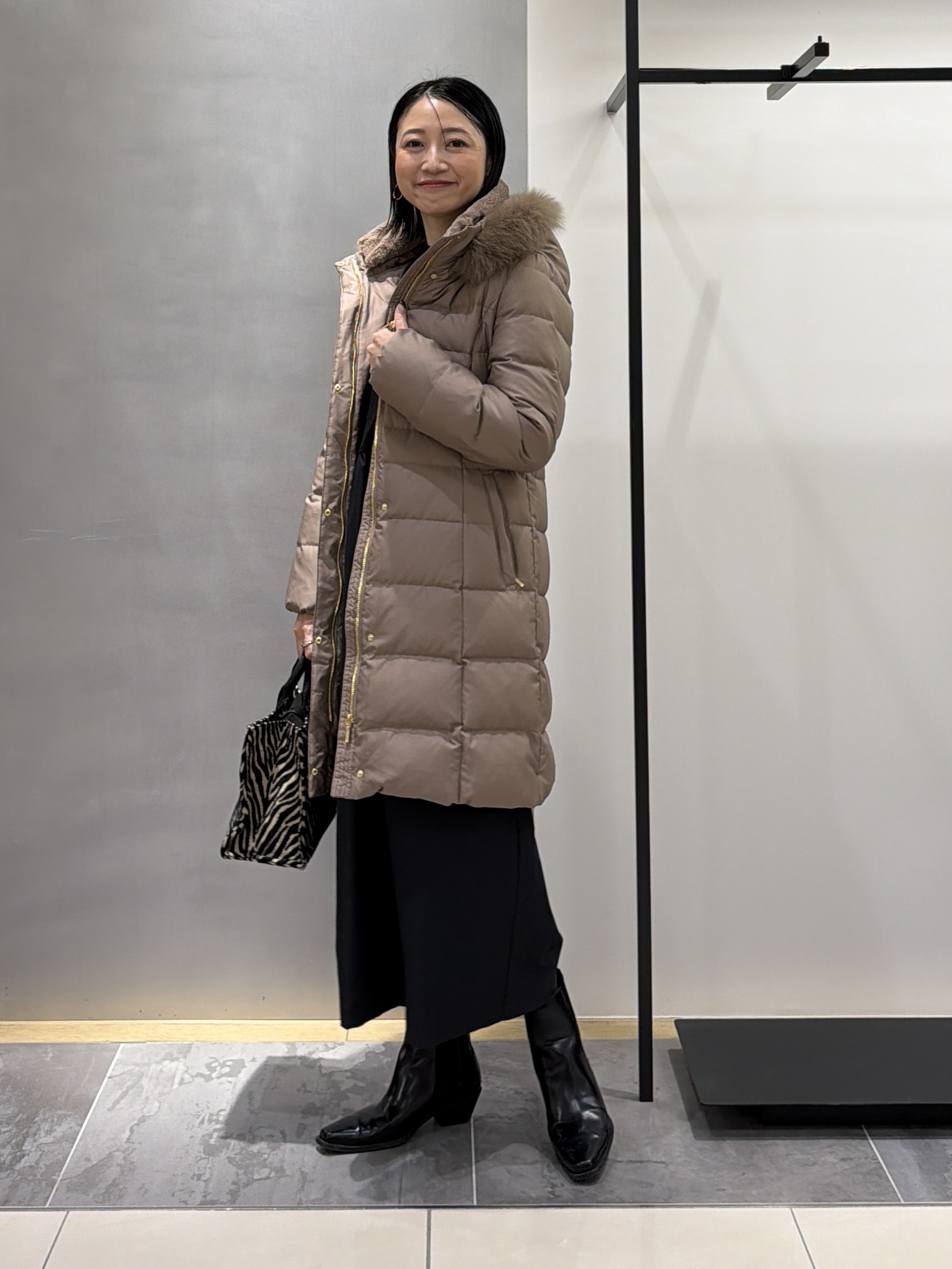 shihoさんの「INDIVI｜【1枚でコーデ完成！／体型カバー】布帛コンビウール混ニットワンピース」を使ったコーディネート