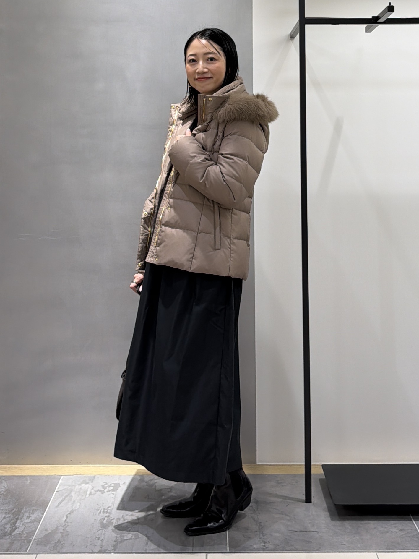 shihoさんの「INDIVI｜【1枚でコーデ完成！／体型カバー】布帛コンビウール混ニットワンピース」を使ったコーディネート