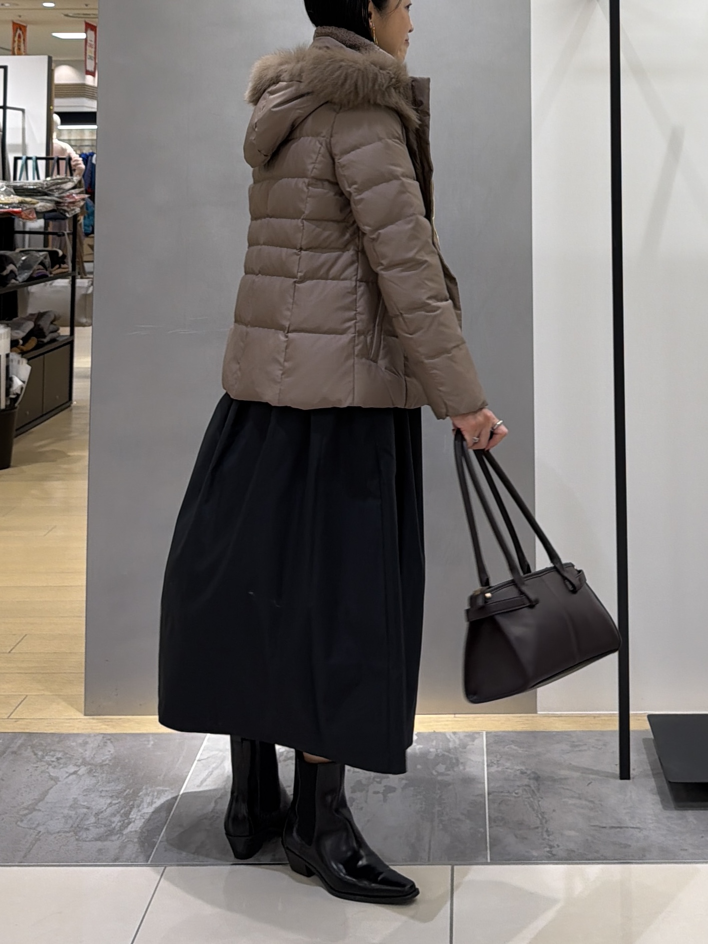 shihoさんの「INDIVI｜【1枚でコーデ完成！／体型カバー】布帛コンビウール混ニットワンピース」を使ったコーディネート