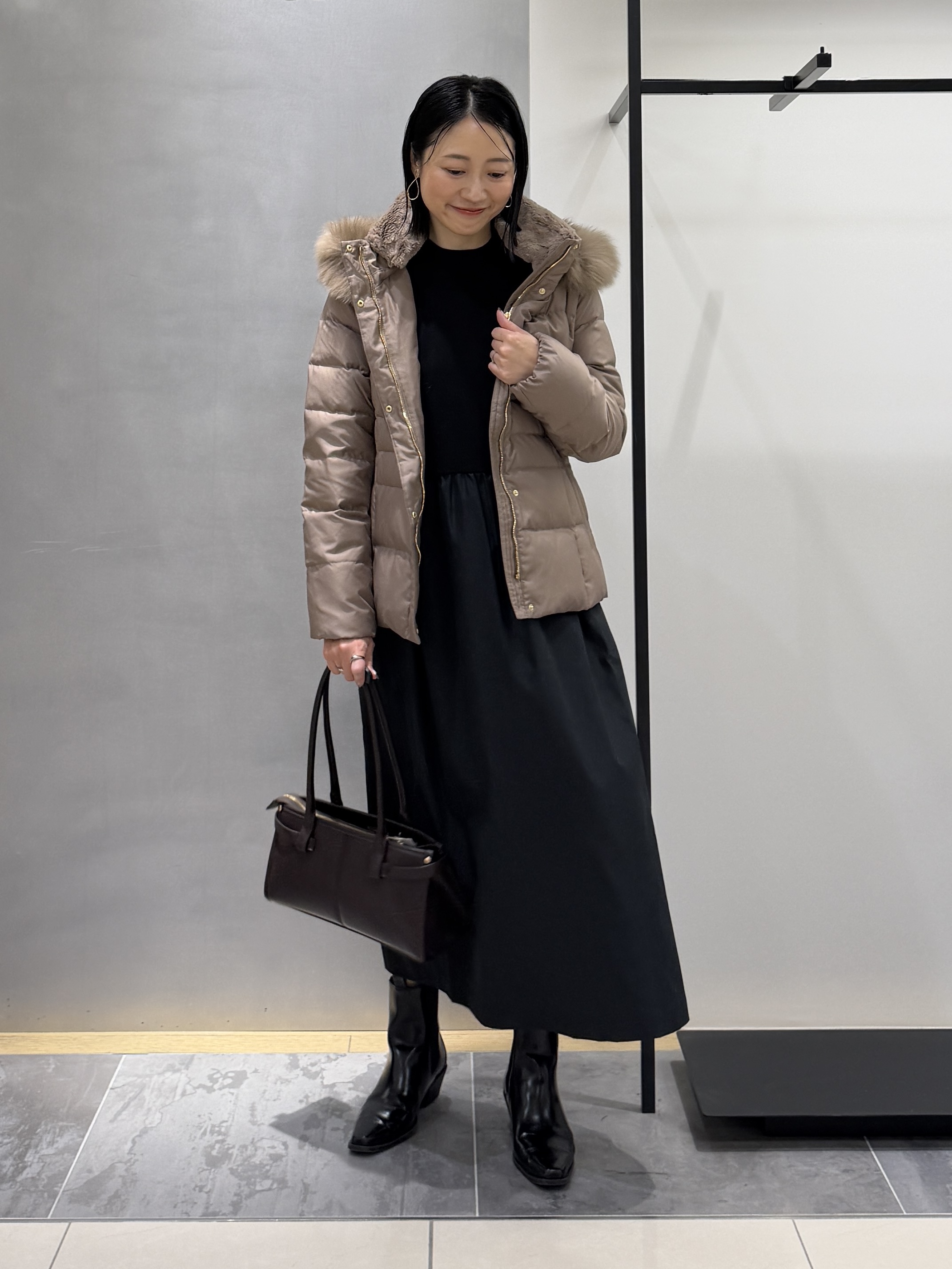 shihoさんの「INDIVI｜【1枚でコーデ完成！／体型カバー】布帛コンビウール混ニットワンピース」を使ったコーディネート