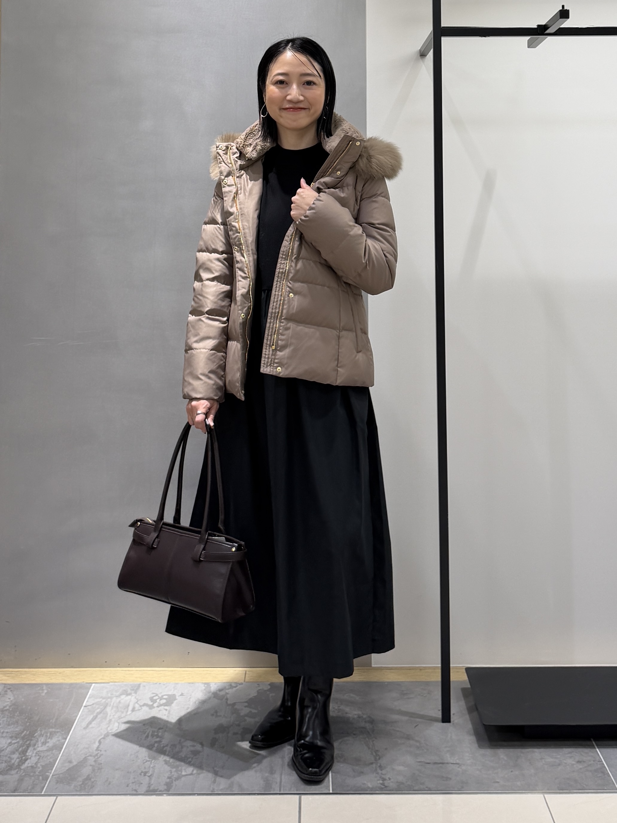shihoさんの「INDIVI｜【1枚でコーデ完成！／体型カバー】布帛コンビウール混ニットワンピース」を使ったコーディネート