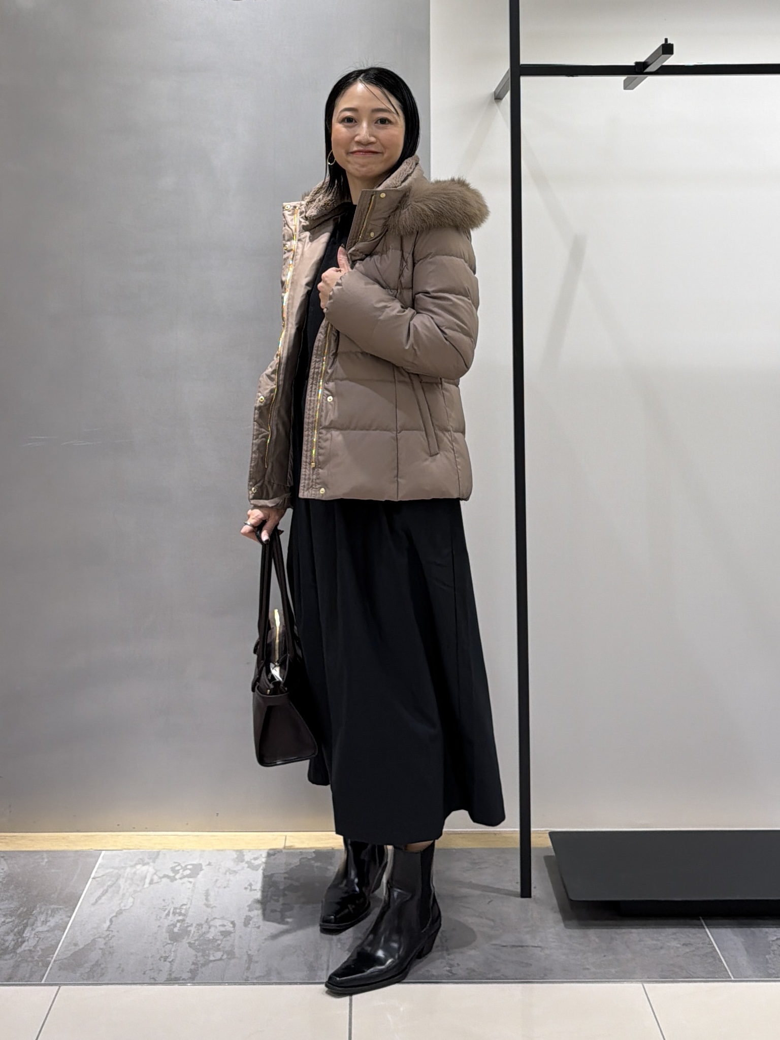 shihoさんの「INDIVI｜【1枚でコーデ完成！／体型カバー】布帛コンビウール混ニットワンピース」を使ったコーディネート