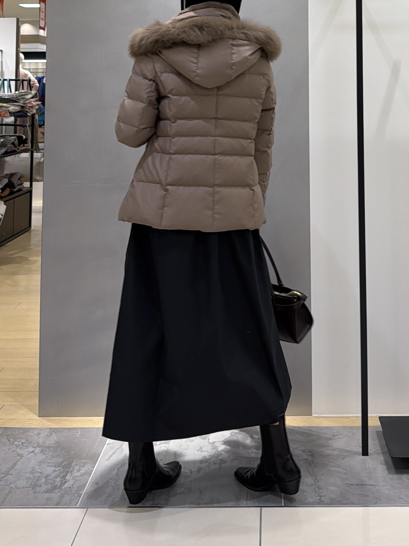 shihoさんの「INDIVI｜【1枚でコーデ完成！／体型カバー】布帛コンビウール混ニットワンピース」を使ったコーディネート