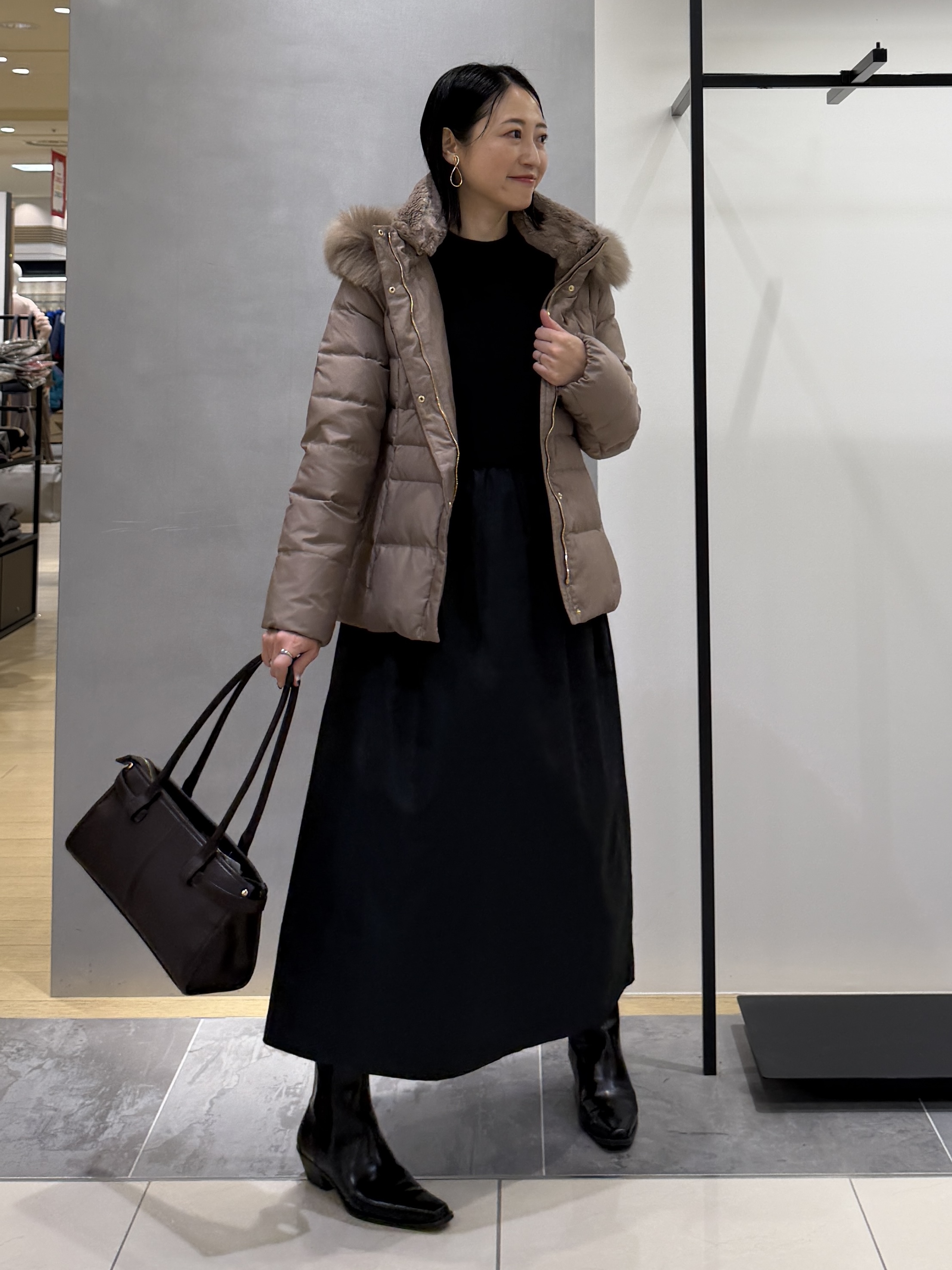 shihoさんの「INDIVI｜【1枚でコーデ完成！／体型カバー】布帛コンビウール混ニットワンピース」を使ったコーディネート