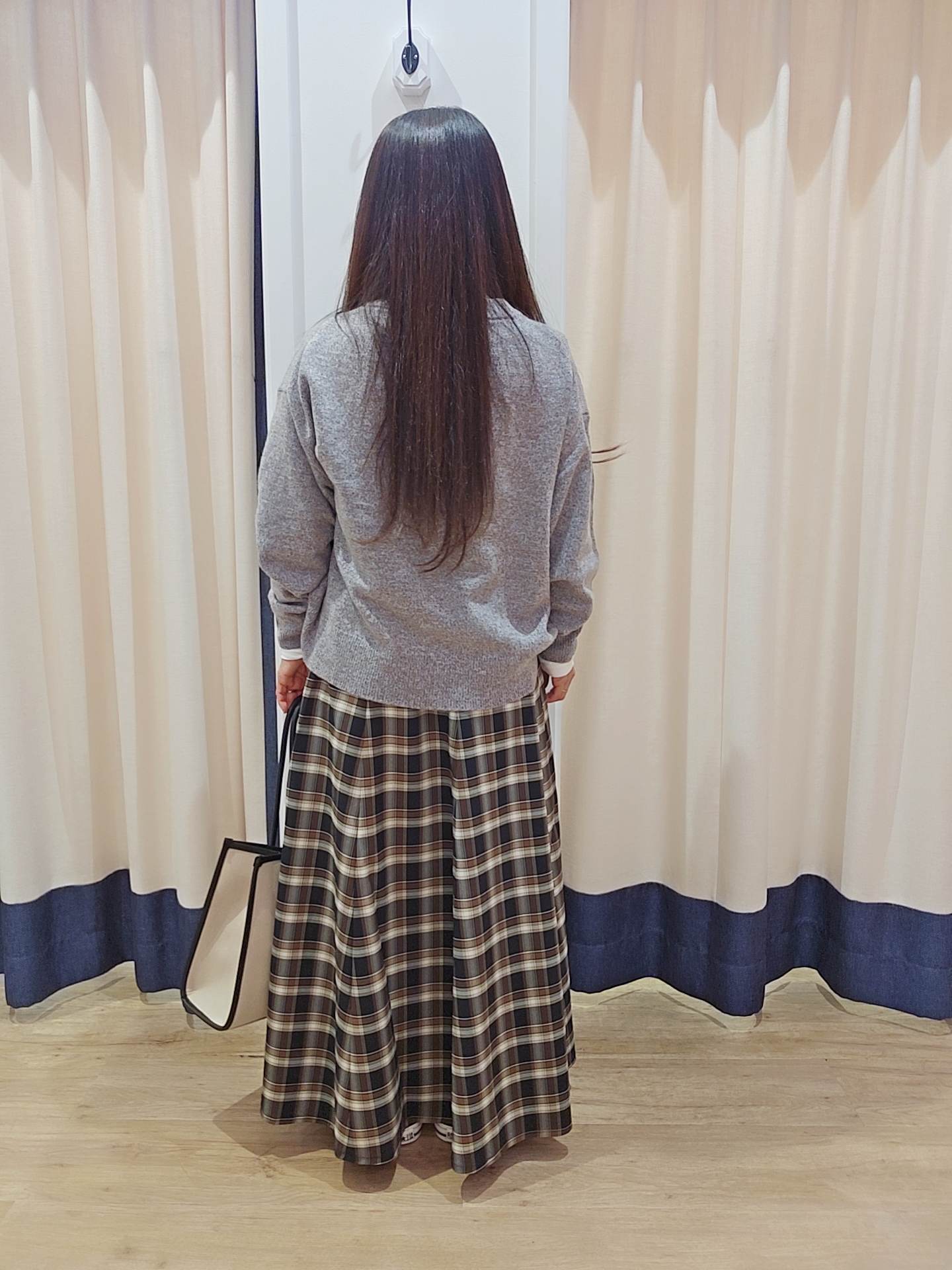 穂積佐紀さんの「Dessin｜パイピングトートバッグ」を使ったコーディネート