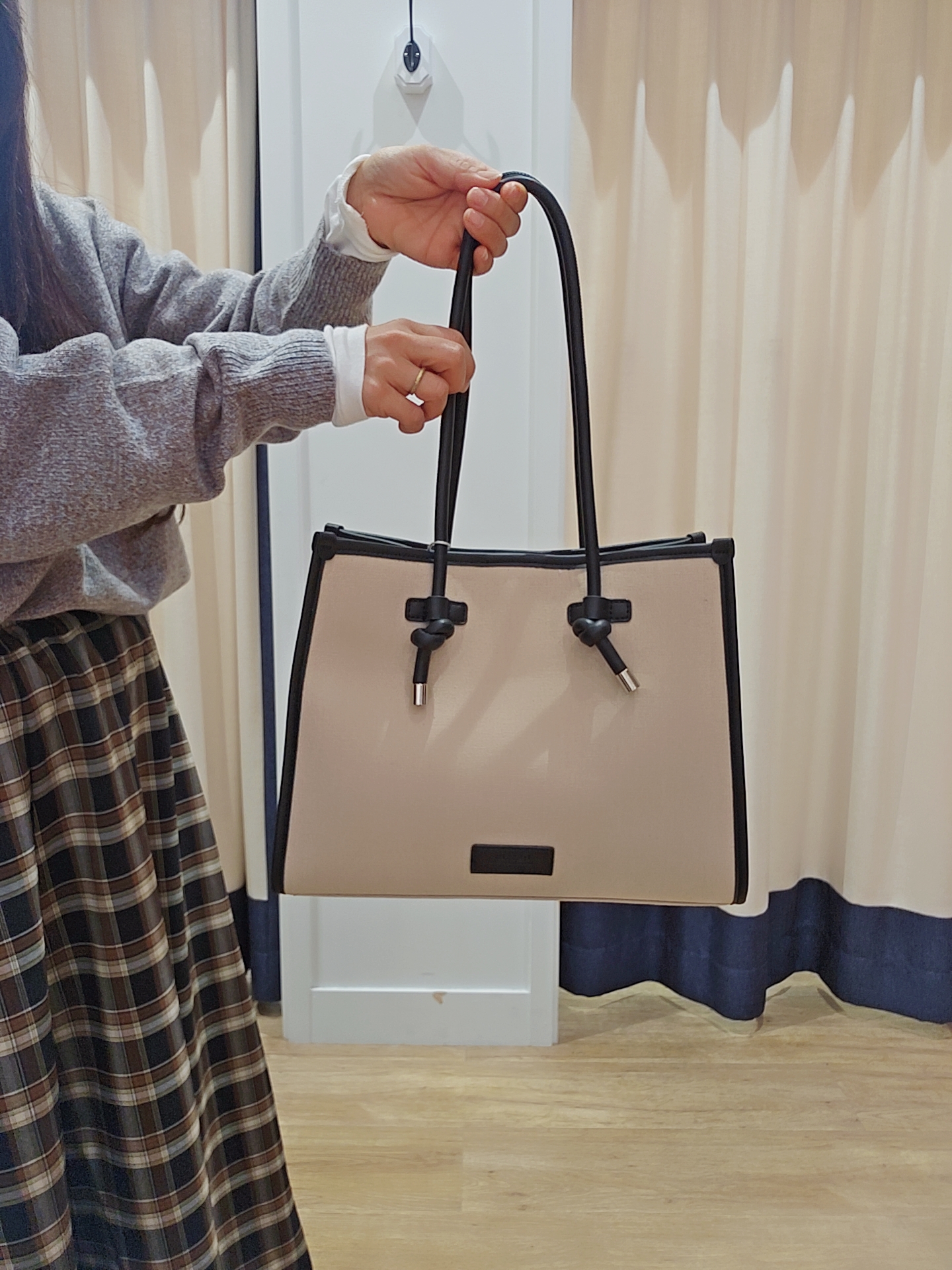 穂積佐紀さんの「Dessin｜パイピングトートバッグ」を使ったコーディネート