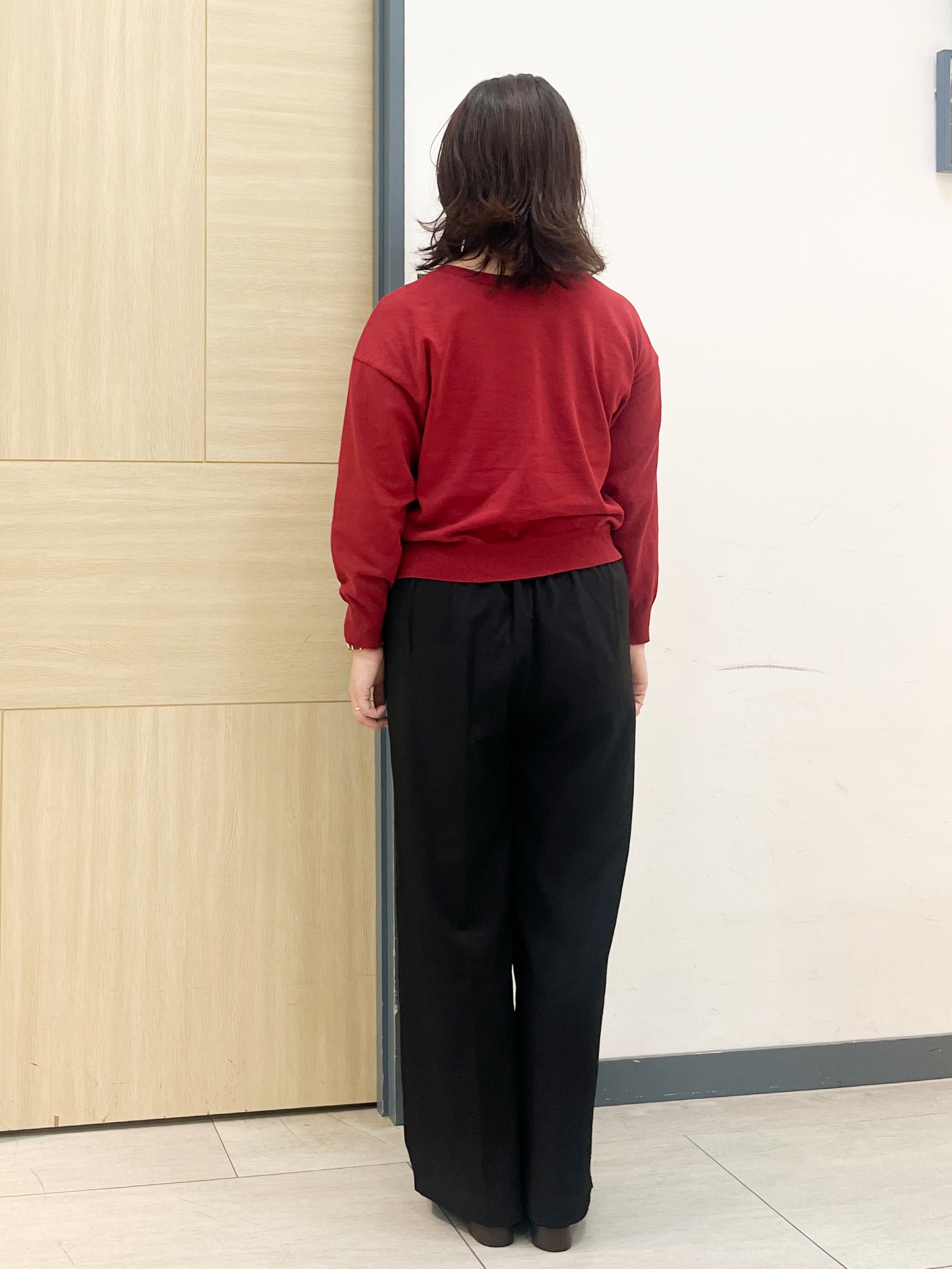 YOさんの「grove｜【前後2WAY】さりげなく、上品にきらめく ニットカーディガン」を使ったコーディネート