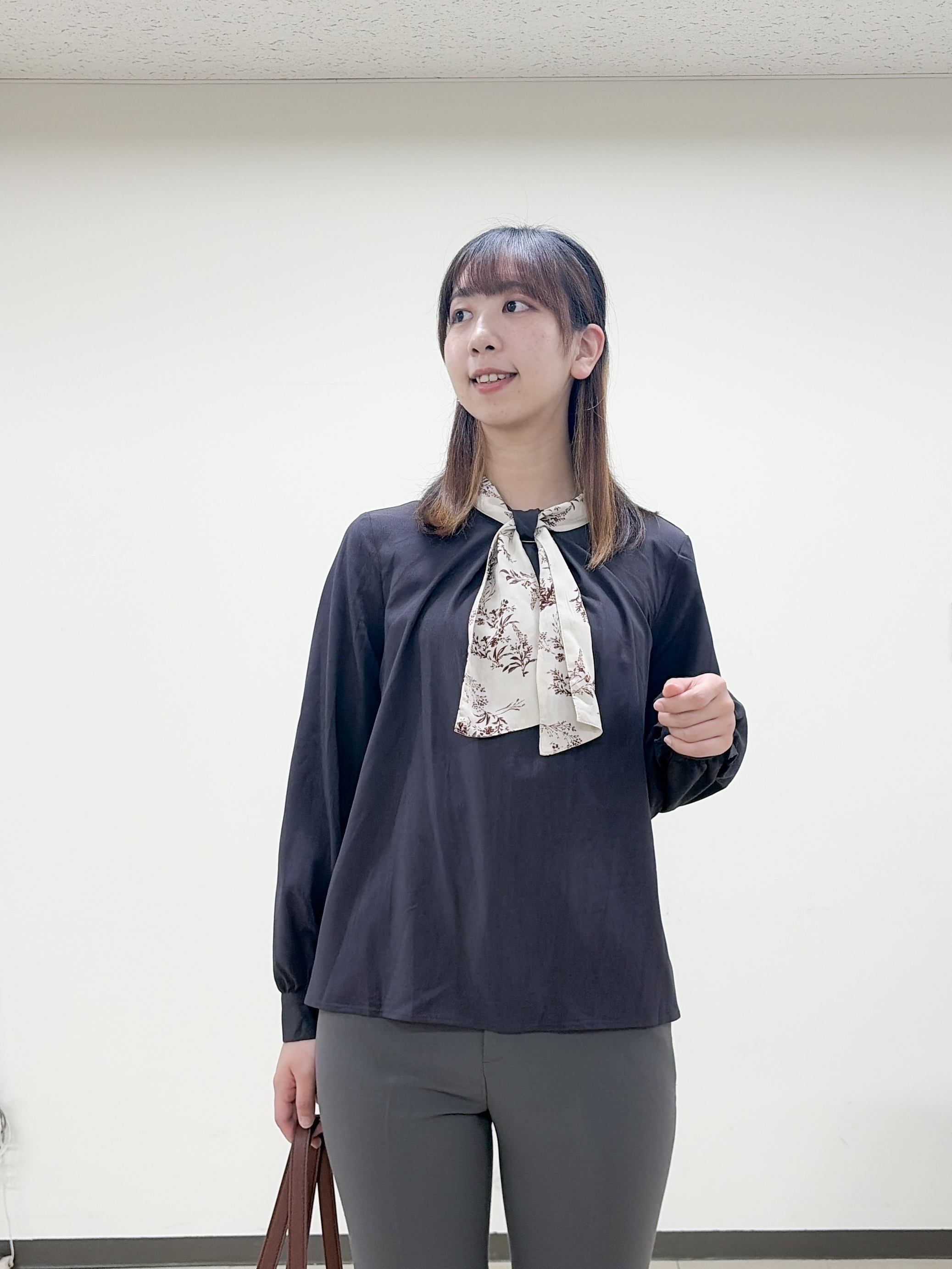yurinaさんの「index｜【2way】スカーフ付きタックブラウス《洗濯機OK／イージーアイロン》」を使ったコーディネート
