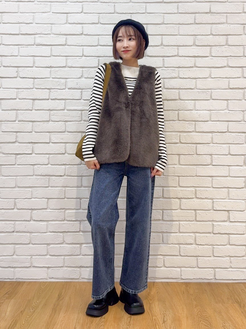 𝐜𝐡𝐢𝐤𝐚さんの「SHOO･LA･RUE｜重ねるだけでこなれコーデに ふわふわフェイクファーベスト」を使ったコーディネート