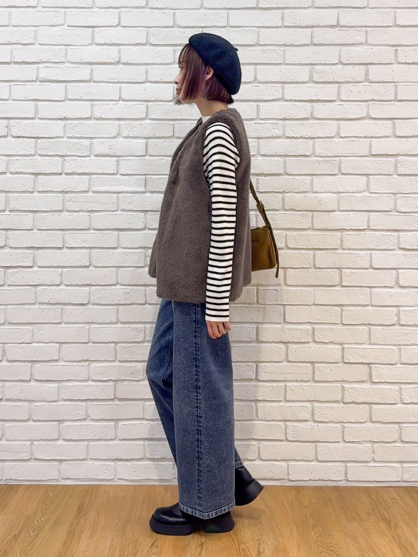 𝐜𝐡𝐢𝐤𝐚さんの「SHOO･LA･RUE｜重ねるだけでこなれコーデに ふわふわフェイクファーベスト」を使ったコーディネート