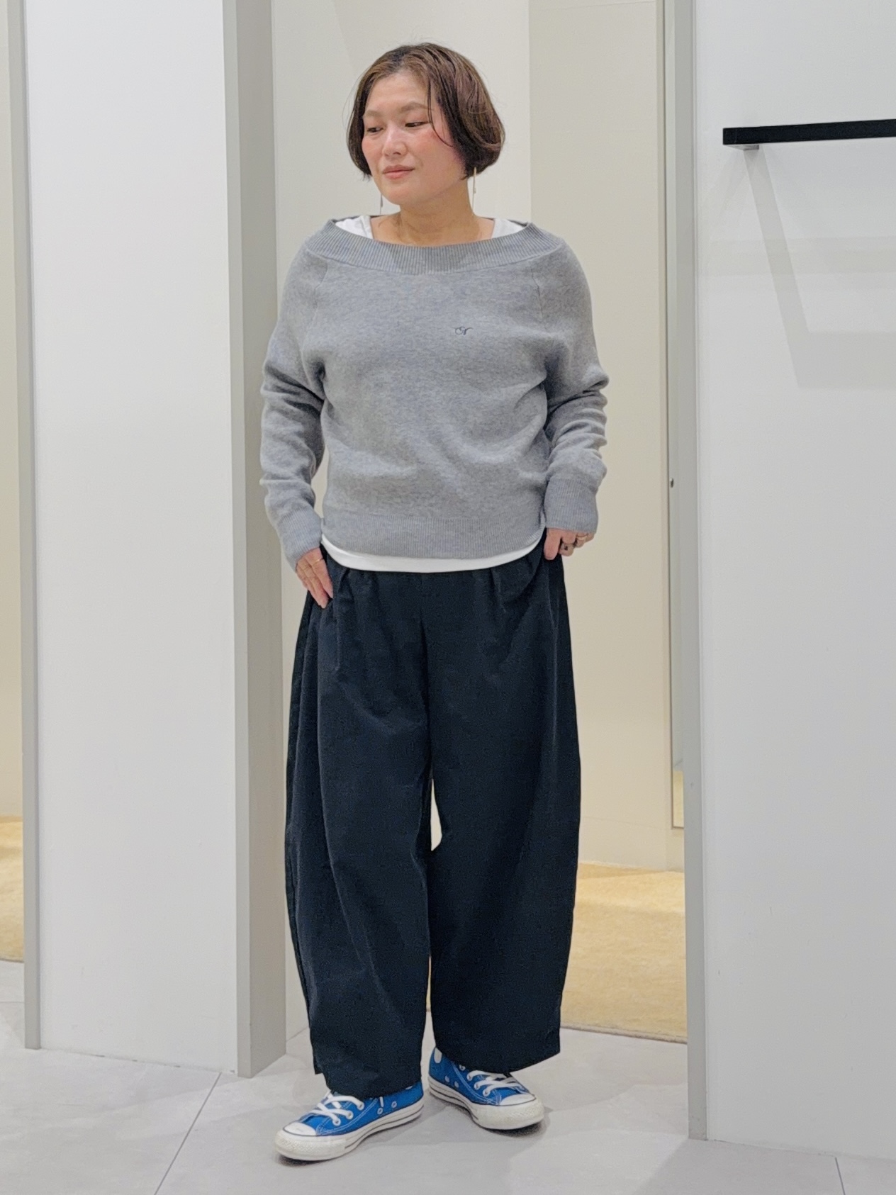 タナさんの「THE SHOP TK｜オフショルワンポイント刺繍ニット」を使ったコーディネート