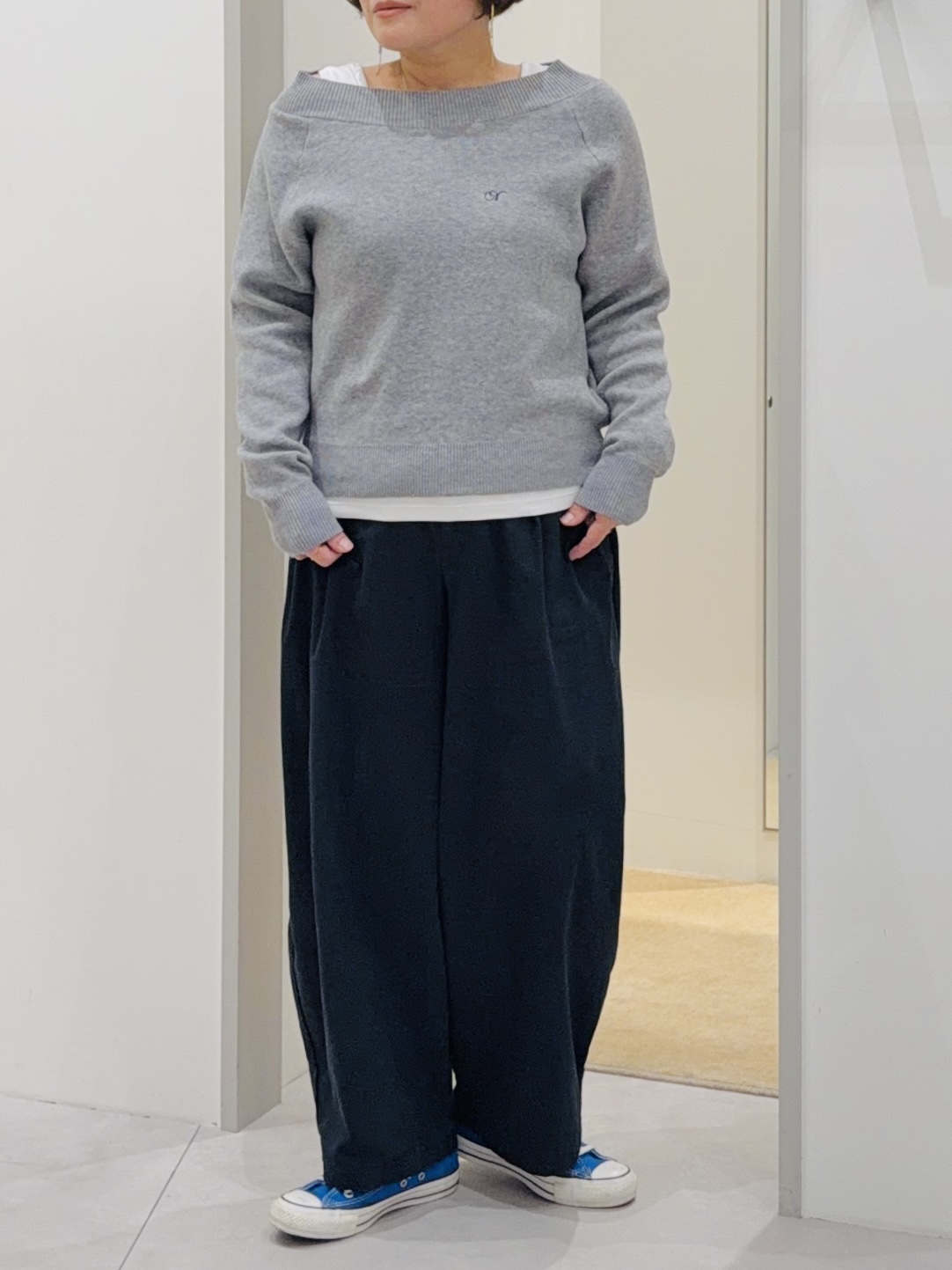 タナさんの「THE SHOP TK｜オフショルワンポイント刺繍ニット」を使ったコーディネート
